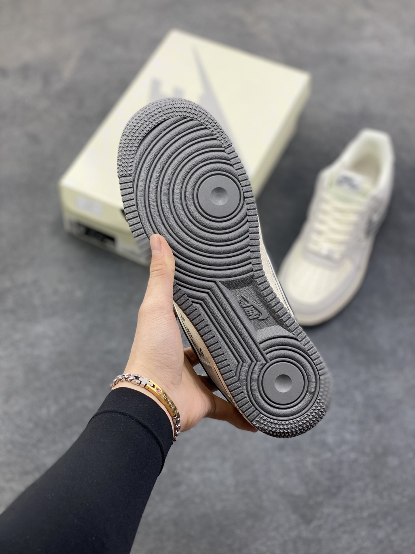 图片[5]-NIke Air Force 1 ‘07 Low “NIKE-米灰猪八革”空军一号 低帮 运动鞋 休闲鞋 折边针车 工艺难度大 原楦头原纸板 原装鞋盒 定制五金配件 内置全掌气垫 原厂鞋底 货号：JP8028-071 尺码：36 36.5 37.5 38 38.5 39 40 40.5 41 42 42.5 43 44 44.5 45-选品中心