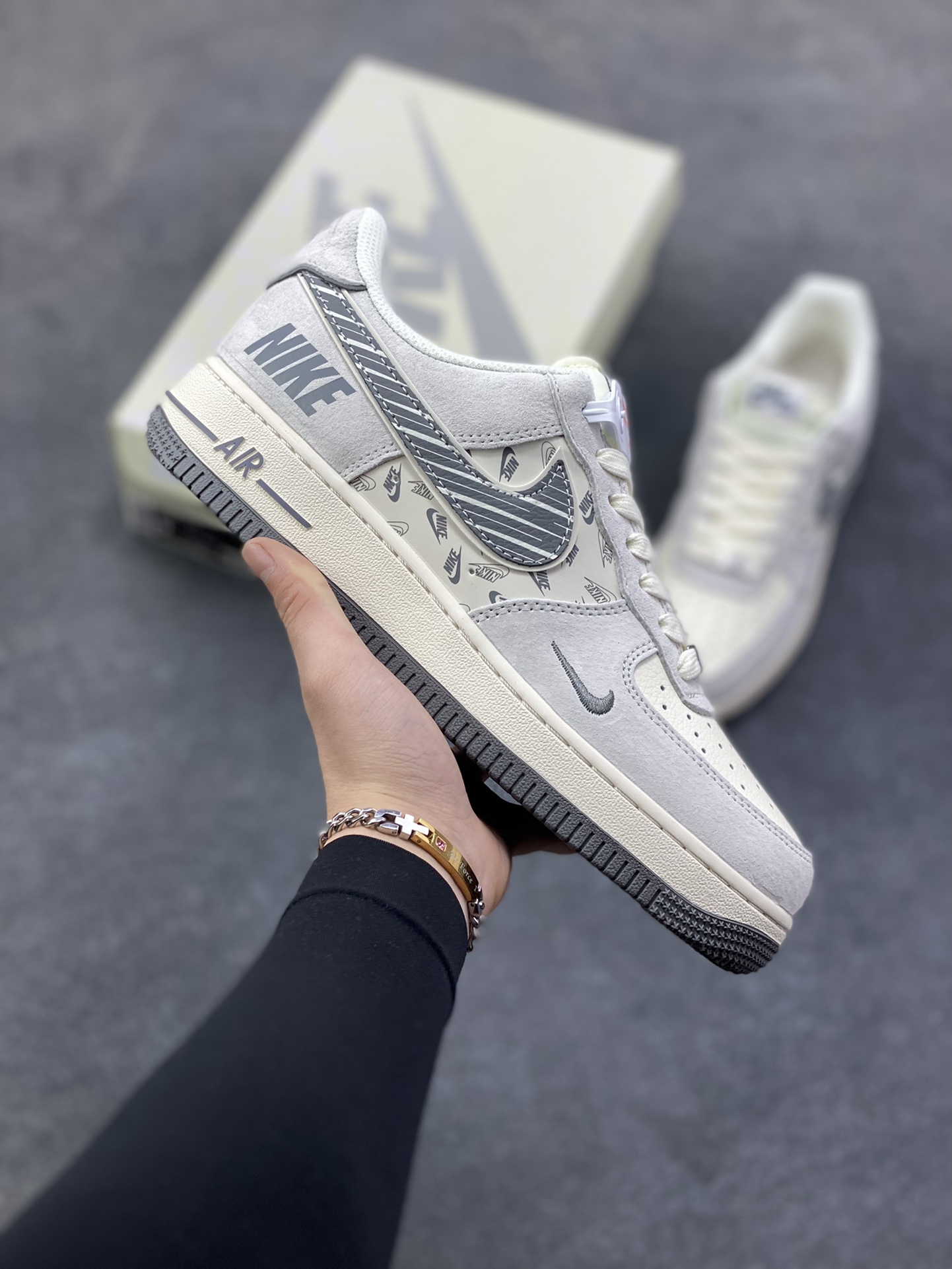 NIke Air Force 1 ‘07 Low “NIKE-米灰猪八革”空军一号 低帮 运动鞋 休闲鞋 折边针车 工艺难度大 原楦头原纸板 原装鞋盒 定制五金配件 内置全掌气垫 原厂鞋底 货号：JP8028-071 尺码：36 36.5 37.5 38 38.5 39 40 40.5 41 42 42.5 43 44 44.5 45-选品中心