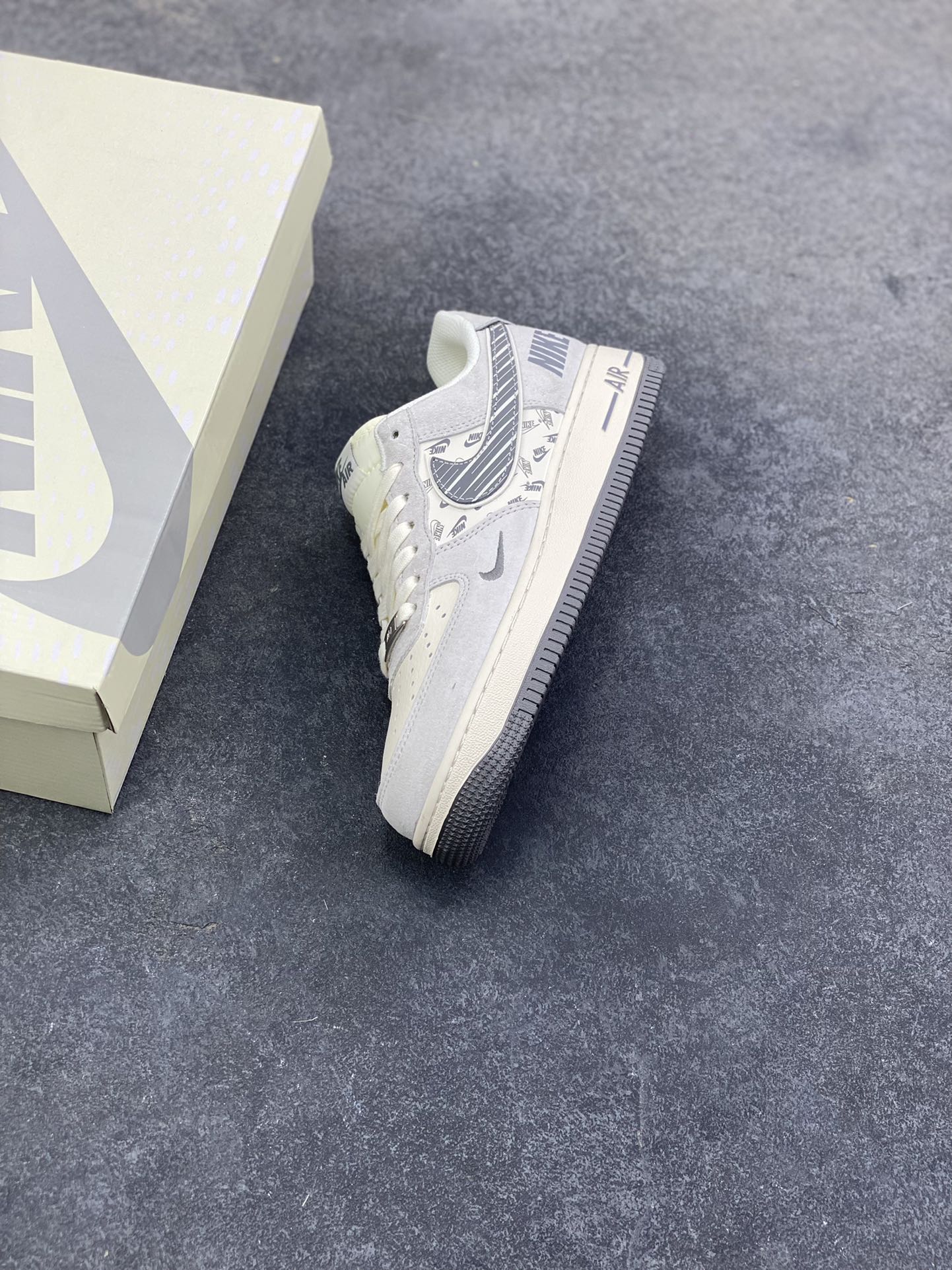 图片[7]-NIke Air Force 1 ‘07 Low “NIKE-米灰猪八革”空军一号 低帮 运动鞋 休闲鞋 折边针车 工艺难度大 原楦头原纸板 原装鞋盒 定制五金配件 内置全掌气垫 原厂鞋底 货号：JP8028-071 尺码：36 36.5 37.5 38 38.5 39 40 40.5 41 42 42.5 43 44 44.5 45-选品中心