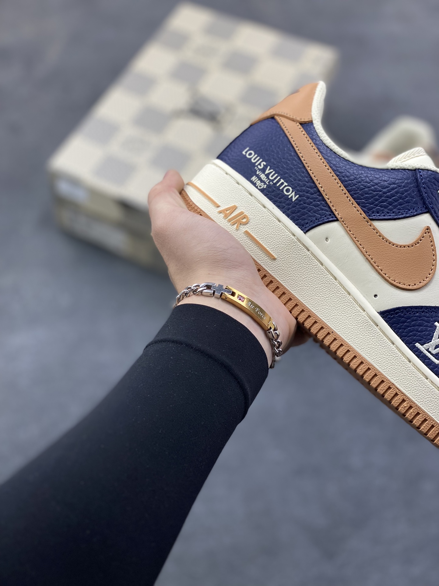 图片[6]-NIke Air Force 1 ‘07 Low “LV联名—暮蓝杏棕” 空军一号低帮 运动鞋 休闲鞋 折边针车 工艺难度大 原楦头原纸板 高端定制鞋盒 原厂鞋底 超高清洁度 细节完美 货号：NH0601-585 尺码：36 36.5 37.5 38 38.5 39 40 40.5 41 42 42.5 43 44 44.5 45-选品中心