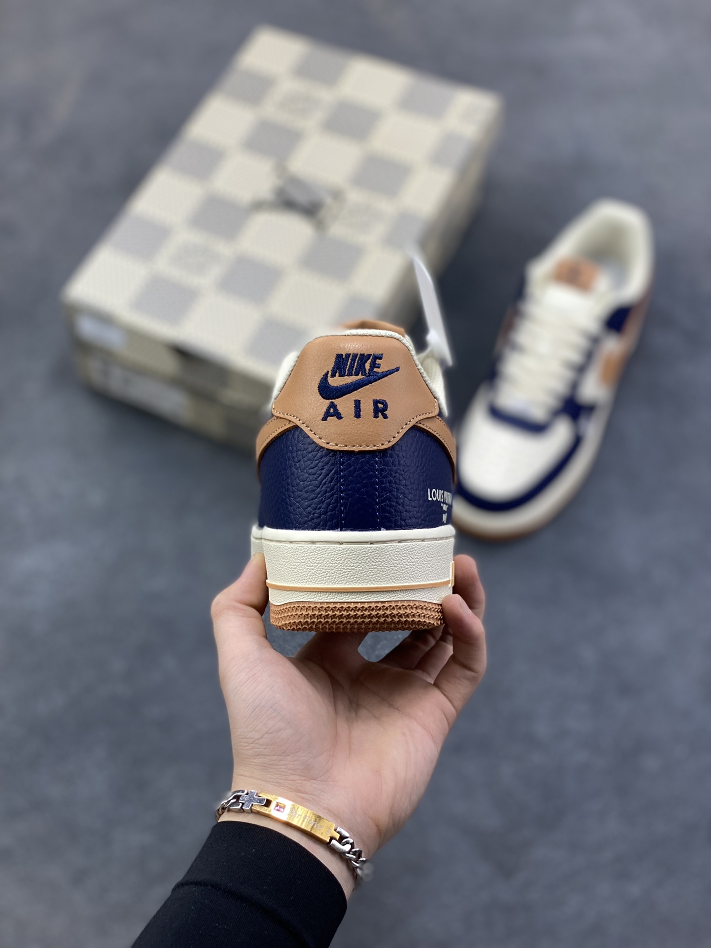 图片[4]-NIke Air Force 1 ‘07 Low “LV联名—暮蓝杏棕” 空军一号低帮 运动鞋 休闲鞋 折边针车 工艺难度大 原楦头原纸板 高端定制鞋盒 原厂鞋底 超高清洁度 细节完美 货号：NH0601-585 尺码：36 36.5 37.5 38 38.5 39 40 40.5 41 42 42.5 43 44 44.5 45-选品中心