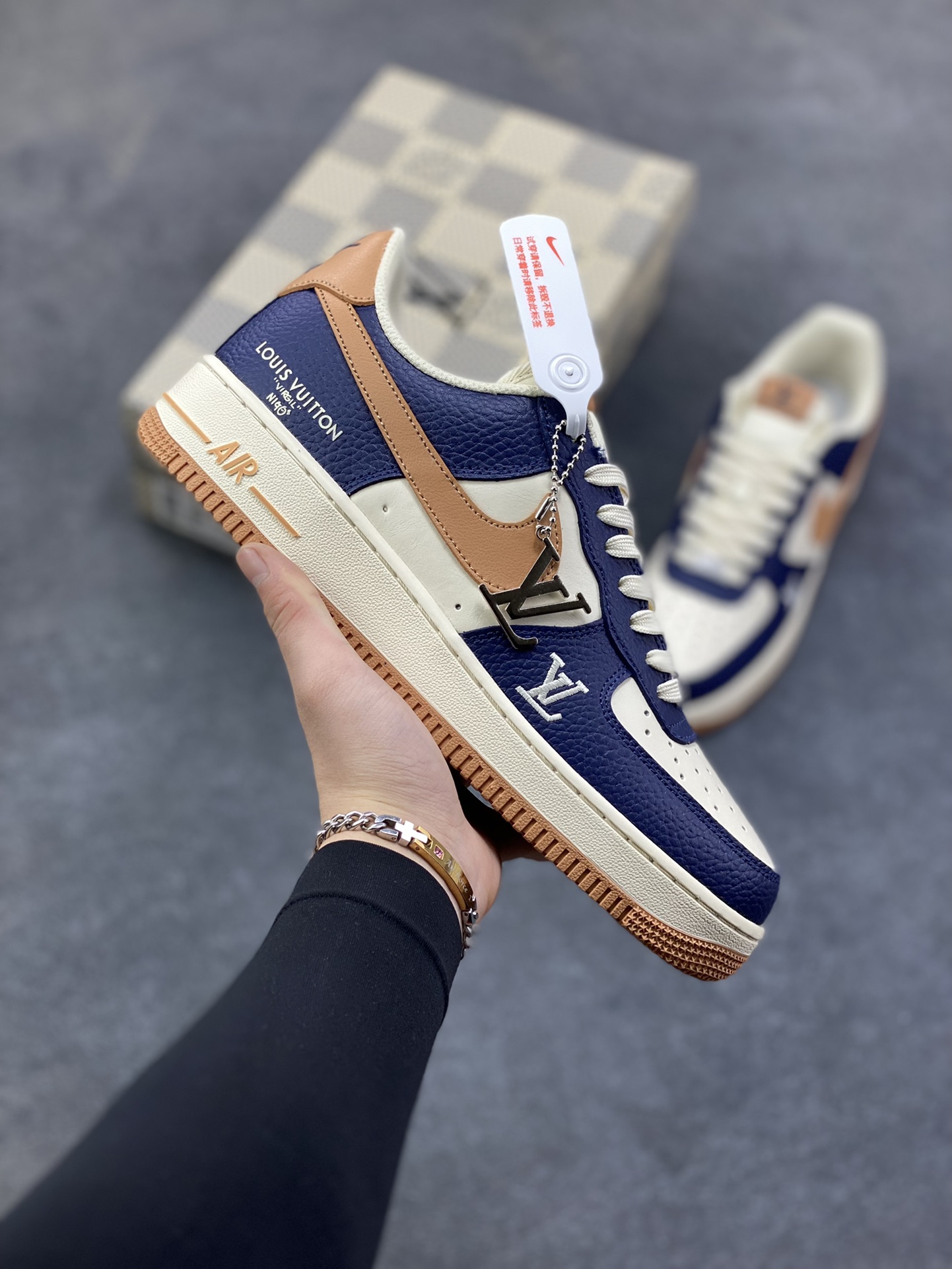 NIke Air Force 1 ‘07 Low “LV联名—暮蓝杏棕” 空军一号低帮 运动鞋 休闲鞋 折边针车 工艺难度大 原楦头原纸板 高端定制鞋盒 原厂鞋底 超高清洁度 细节完美 货号：NH0601-585 尺码：36 36.5 37.5 38 38.5 39 40 40.5 41 42 42.5 43 44 44.5 45-选品中心