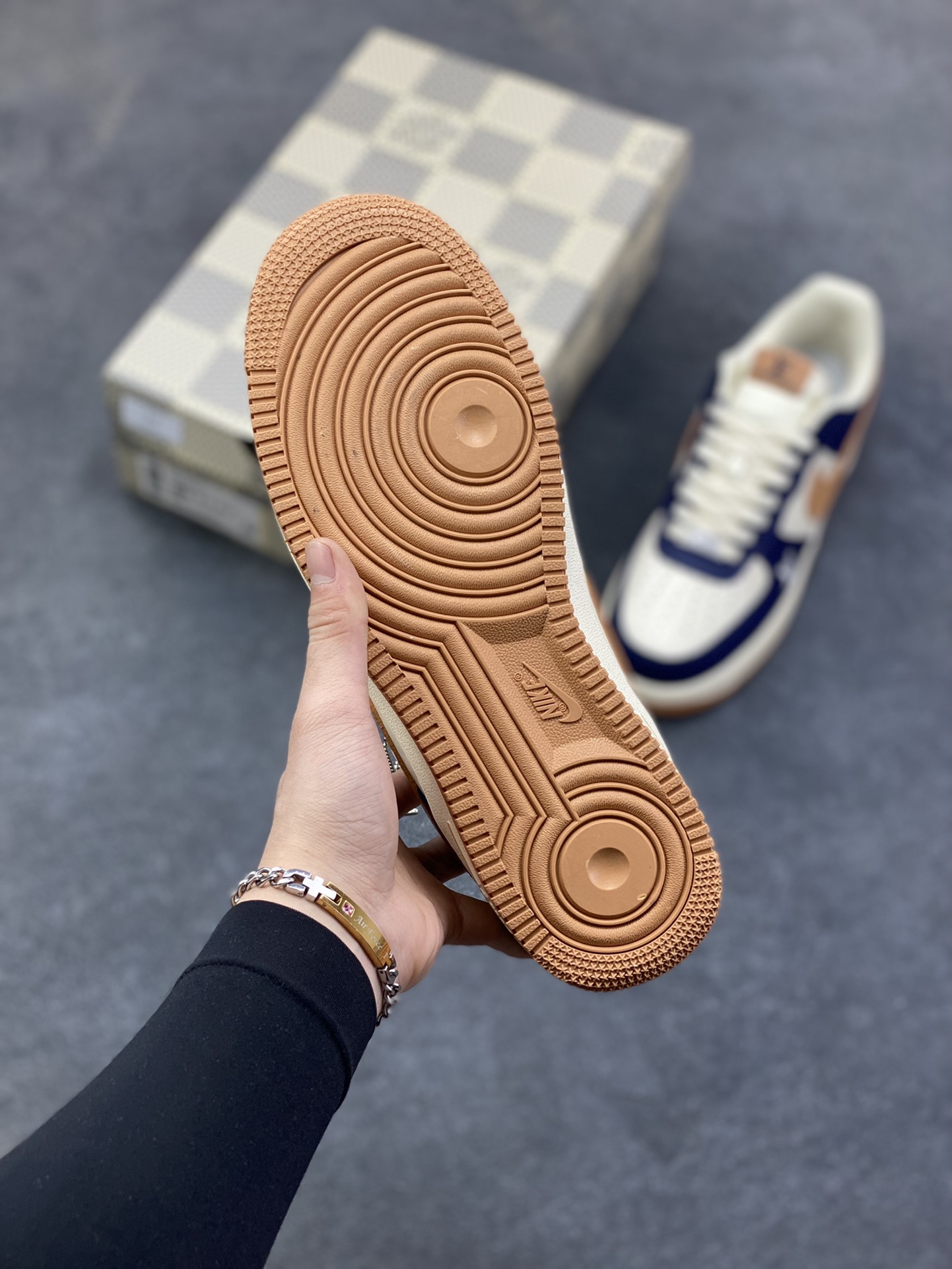 图片[5]-NIke Air Force 1 ‘07 Low “LV联名—暮蓝杏棕” 空军一号低帮 运动鞋 休闲鞋 折边针车 工艺难度大 原楦头原纸板 高端定制鞋盒 原厂鞋底 超高清洁度 细节完美 货号：NH0601-585 尺码：36 36.5 37.5 38 38.5 39 40 40.5 41 42 42.5 43 44 44.5 45-选品中心