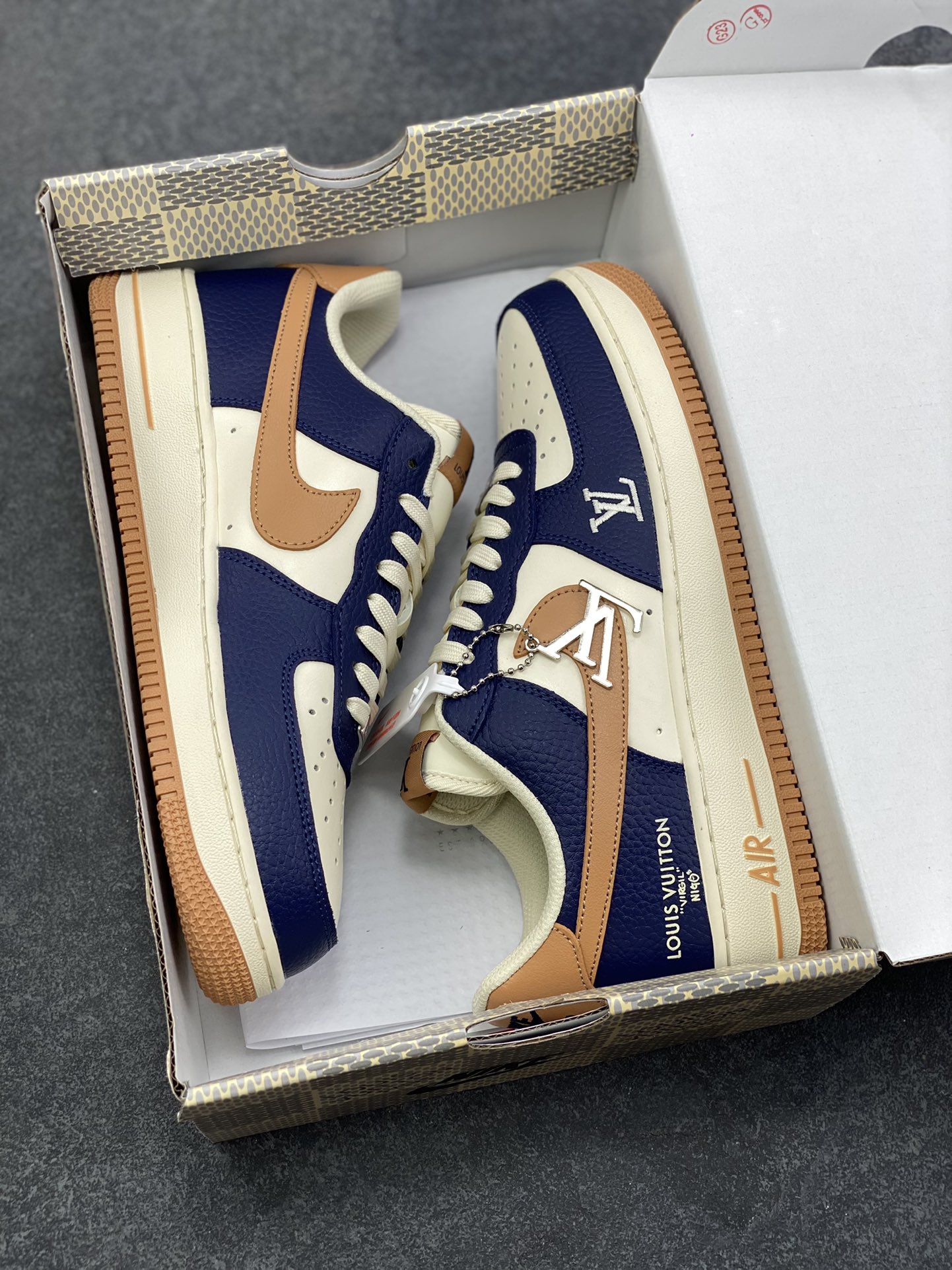 图片[9]-NIke Air Force 1 ‘07 Low “LV联名—暮蓝杏棕” 空军一号低帮 运动鞋 休闲鞋 折边针车 工艺难度大 原楦头原纸板 高端定制鞋盒 原厂鞋底 超高清洁度 细节完美 货号：NH0601-585 尺码：36 36.5 37.5 38 38.5 39 40 40.5 41 42 42.5 43 44 44.5 45-选品中心