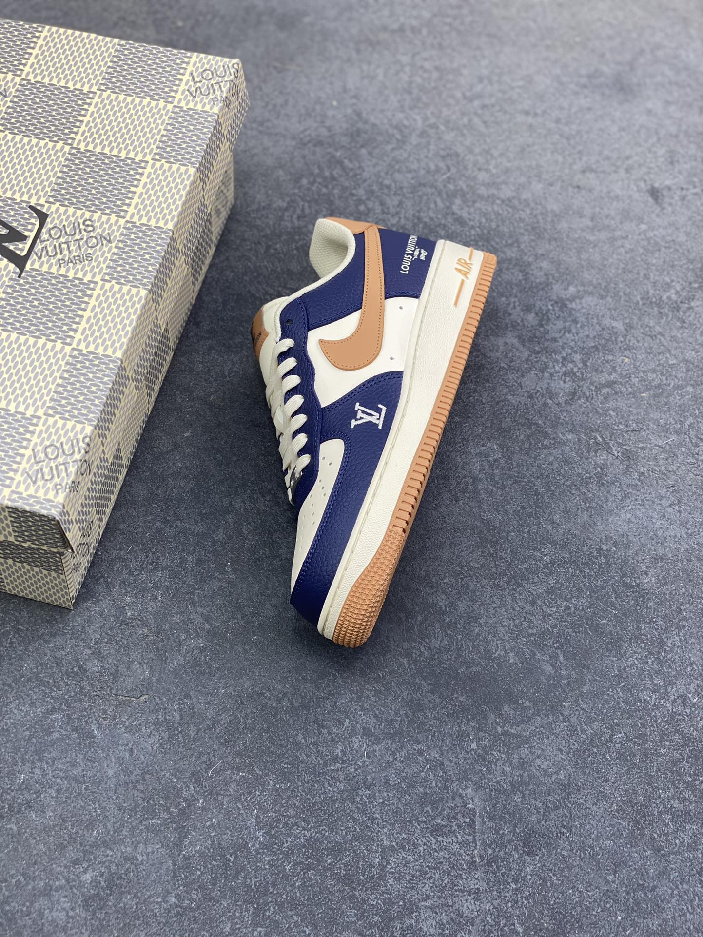 图片[7]-NIke Air Force 1 ‘07 Low “LV联名—暮蓝杏棕” 空军一号低帮 运动鞋 休闲鞋 折边针车 工艺难度大 原楦头原纸板 高端定制鞋盒 原厂鞋底 超高清洁度 细节完美 货号：NH0601-585 尺码：36 36.5 37.5 38 38.5 39 40 40.5 41 42 42.5 43 44 44.5 45-选品中心