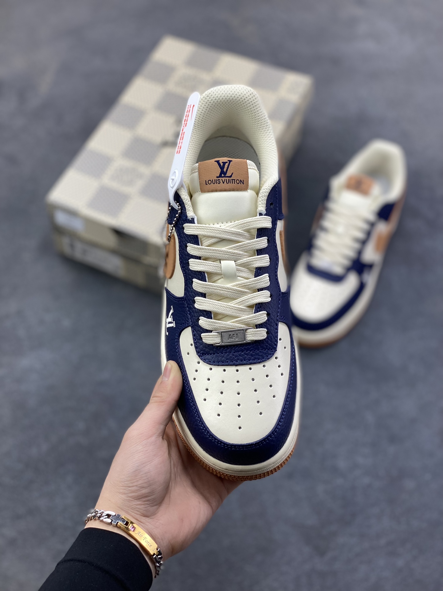 图片[2]-NIke Air Force 1 ‘07 Low “LV联名—暮蓝杏棕” 空军一号低帮 运动鞋 休闲鞋 折边针车 工艺难度大 原楦头原纸板 高端定制鞋盒 原厂鞋底 超高清洁度 细节完美 货号：NH0601-585 尺码：36 36.5 37.5 38 38.5 39 40 40.5 41 42 42.5 43 44 44.5 45-选品中心