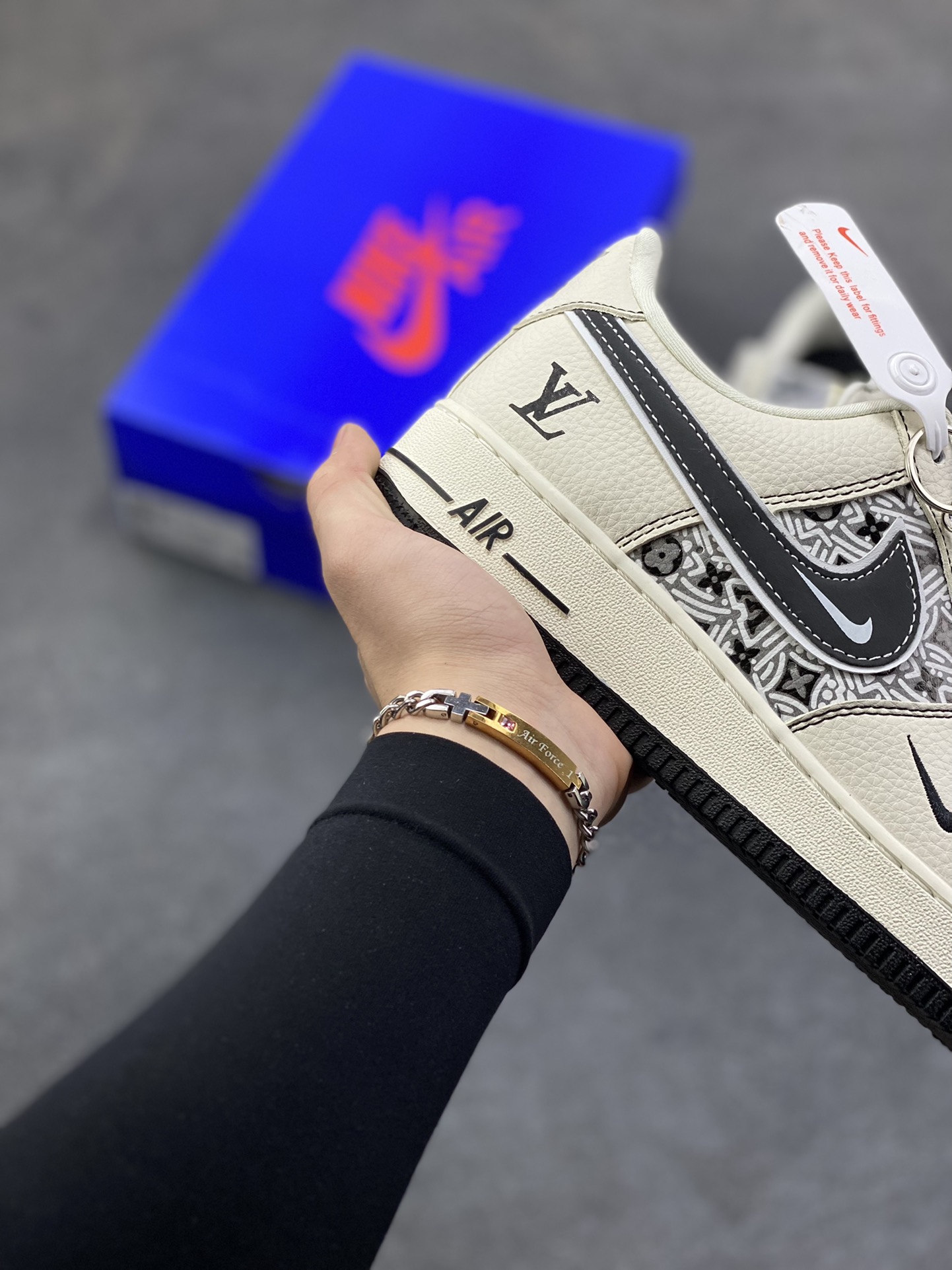 图片[6]-AF1×LV这波“艺术奢潮”，直接把高级感踩在脚面！奶白底色裹满几何老花肌理，双勾+LV标识叠满奢华buff 是空军一号的松弛脚感，更是能上脚的艺术级奢牌单品 货号SY1388-016，这双“行走的风格藏品”谁看了不心动？ 尺码：36 36.5 37.5 38 38.5 39 40 40.5 41 42 42.5 43 44 44.5 45-选品中心