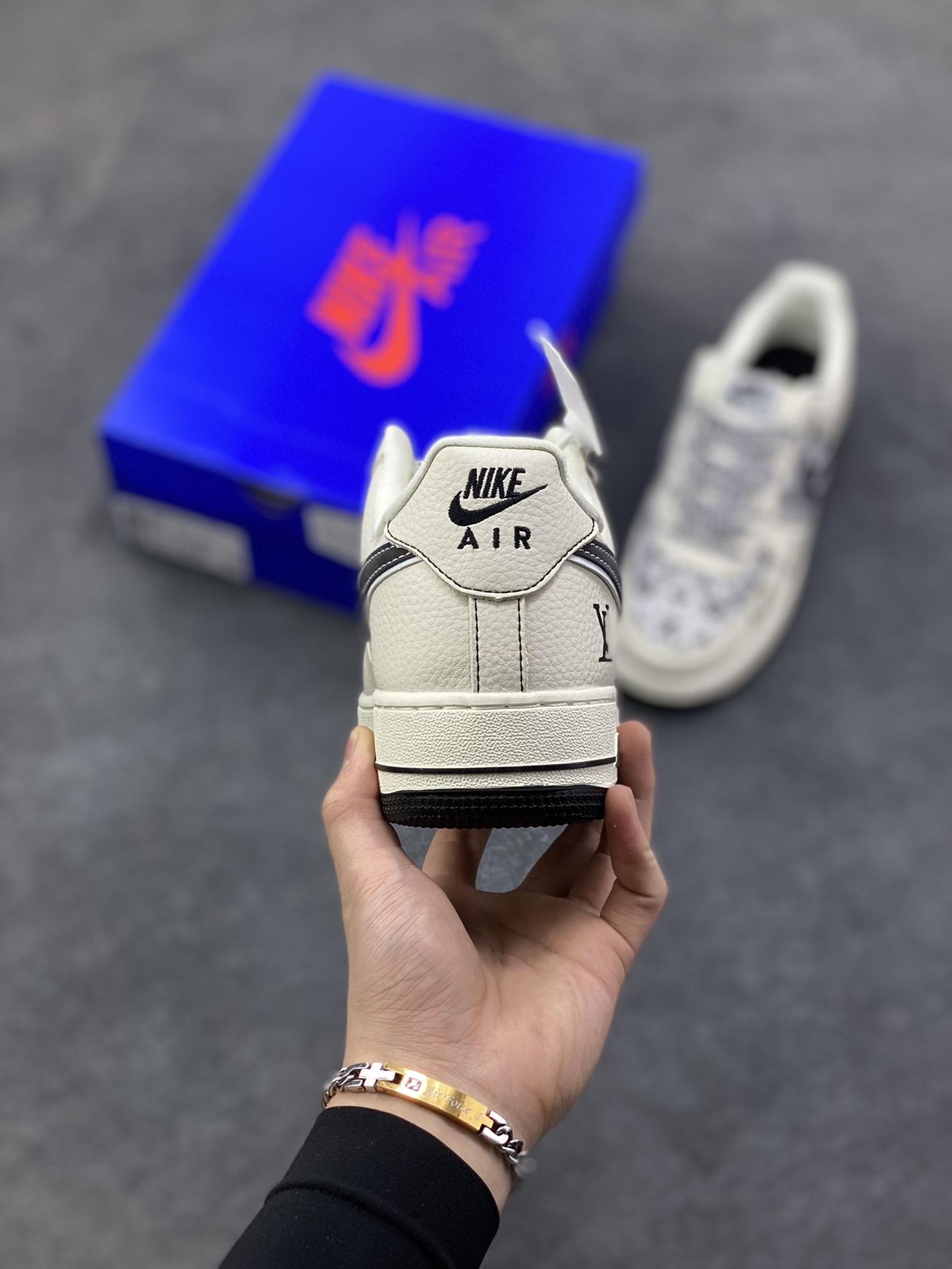 图片[4]-AF1×LV这波“艺术奢潮”，直接把高级感踩在脚面！奶白底色裹满几何老花肌理，双勾+LV标识叠满奢华buff 是空军一号的松弛脚感，更是能上脚的艺术级奢牌单品 货号SY1388-016，这双“行走的风格藏品”谁看了不心动？ 尺码：36 36.5 37.5 38 38.5 39 40 40.5 41 42 42.5 43 44 44.5 45-选品中心