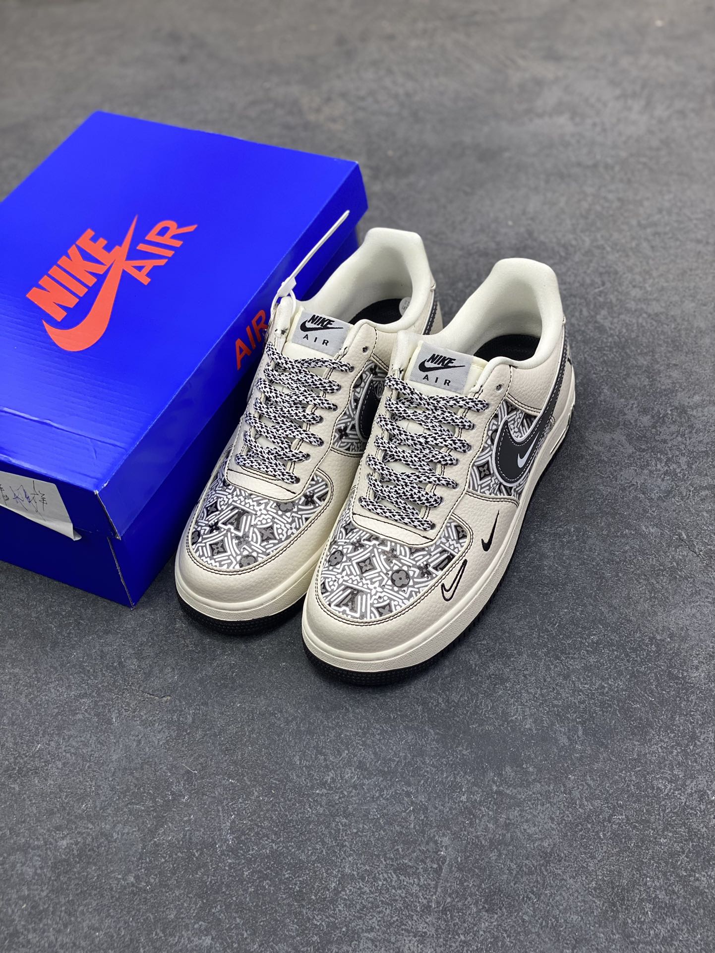 图片[8]-AF1×LV这波“艺术奢潮”，直接把高级感踩在脚面！奶白底色裹满几何老花肌理，双勾+LV标识叠满奢华buff 是空军一号的松弛脚感，更是能上脚的艺术级奢牌单品 货号SY1388-016，这双“行走的风格藏品”谁看了不心动？ 尺码：36 36.5 37.5 38 38.5 39 40 40.5 41 42 42.5 43 44 44.5 45-选品中心