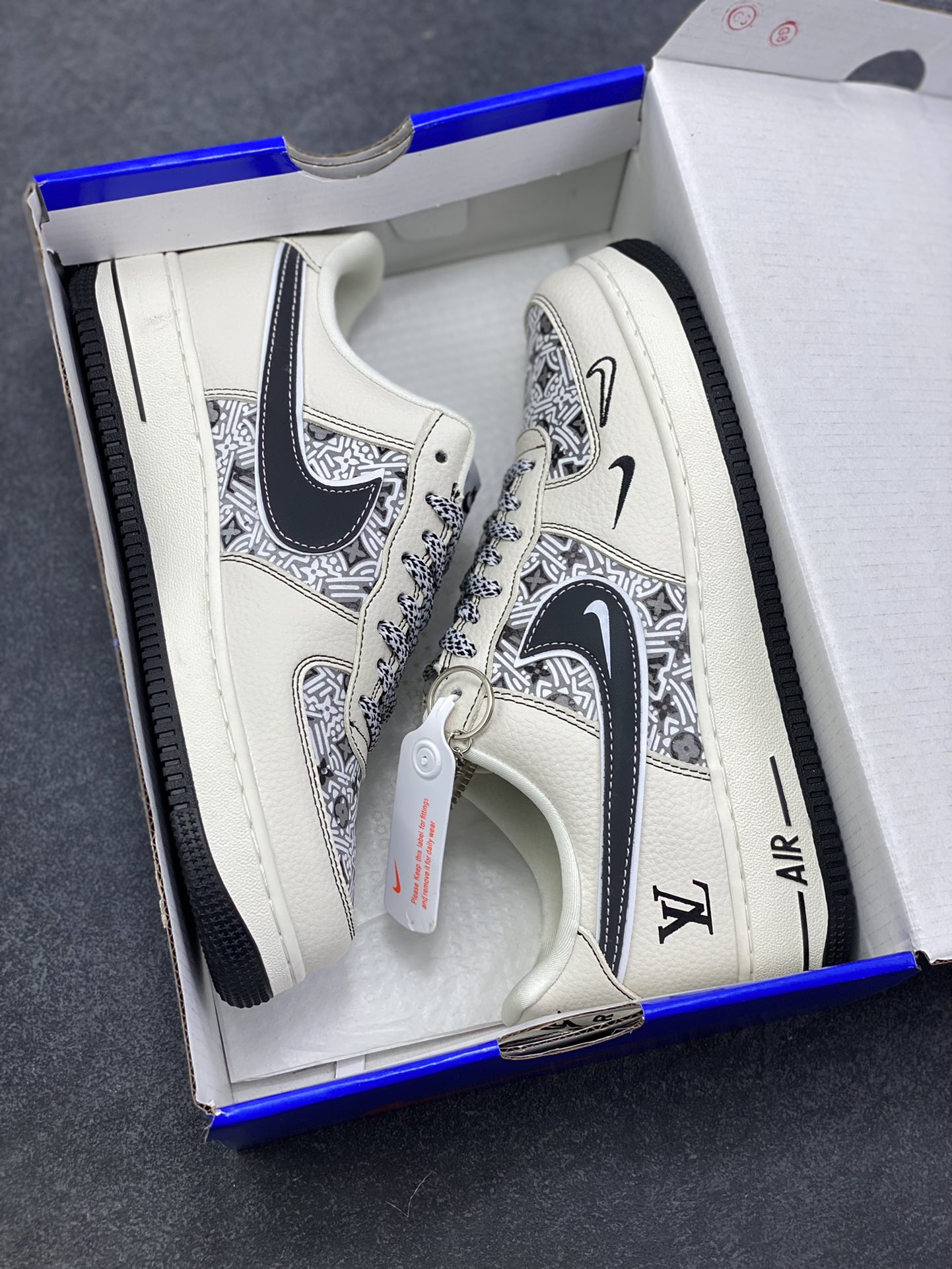 图片[9]-AF1×LV这波“艺术奢潮”，直接把高级感踩在脚面！奶白底色裹满几何老花肌理，双勾+LV标识叠满奢华buff 是空军一号的松弛脚感，更是能上脚的艺术级奢牌单品 货号SY1388-016，这双“行走的风格藏品”谁看了不心动？ 尺码：36 36.5 37.5 38 38.5 39 40 40.5 41 42 42.5 43 44 44.5 45-选品中心