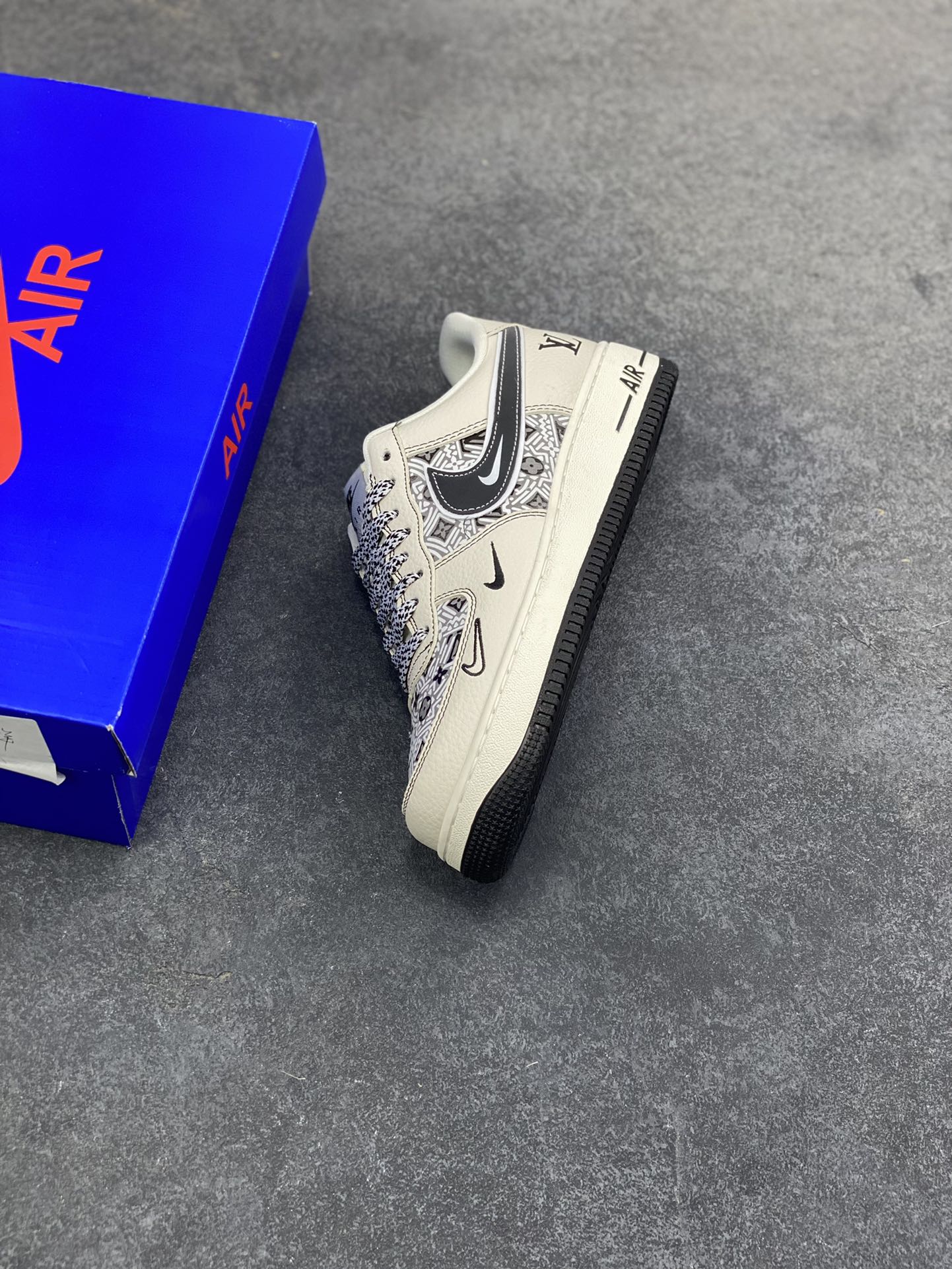 图片[7]-AF1×LV这波“艺术奢潮”，直接把高级感踩在脚面！奶白底色裹满几何老花肌理，双勾+LV标识叠满奢华buff 是空军一号的松弛脚感，更是能上脚的艺术级奢牌单品 货号SY1388-016，这双“行走的风格藏品”谁看了不心动？ 尺码：36 36.5 37.5 38 38.5 39 40 40.5 41 42 42.5 43 44 44.5 45-选品中心