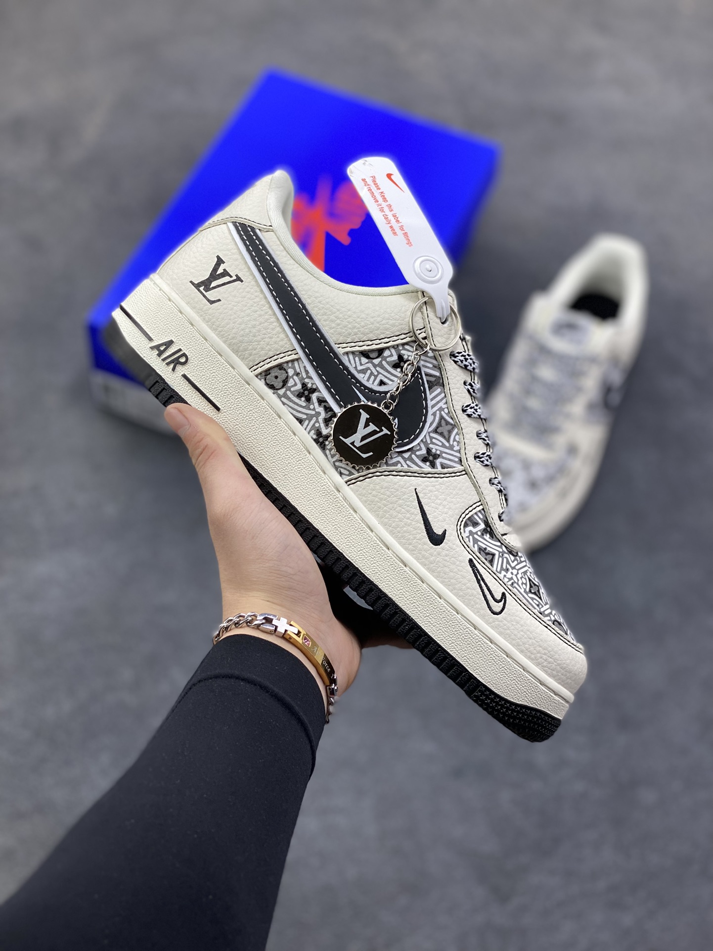 AF1×LV这波“艺术奢潮”，直接把高级感踩在脚面！奶白底色裹满几何老花肌理，双勾+LV标识叠满奢华buff 是空军一号的松弛脚感，更是能上脚的艺术级奢牌单品 货号SY1388-016，这双“行走的风格藏品”谁看了不心动？ 尺码：36 36.5 37.5 38 38.5 39 40 40.5 41 42 42.5 43 44 44.5 45-选品中心