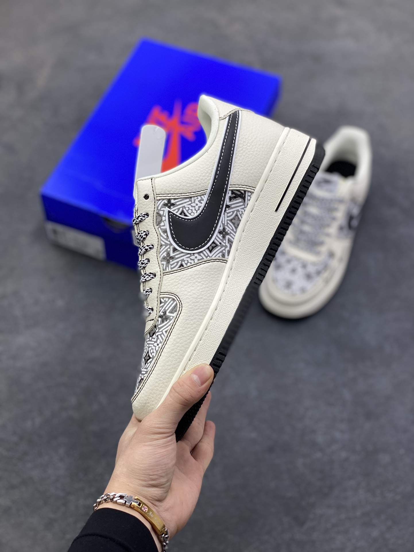 图片[3]-AF1×LV这波“艺术奢潮”，直接把高级感踩在脚面！奶白底色裹满几何老花肌理，双勾+LV标识叠满奢华buff 是空军一号的松弛脚感，更是能上脚的艺术级奢牌单品 货号SY1388-016，这双“行走的风格藏品”谁看了不心动？ 尺码：36 36.5 37.5 38 38.5 39 40 40.5 41 42 42.5 43 44 44.5 45-选品中心