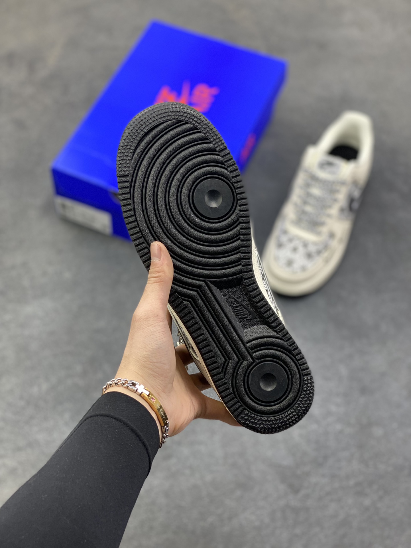 图片[5]-AF1×LV这波“艺术奢潮”，直接把高级感踩在脚面！奶白底色裹满几何老花肌理，双勾+LV标识叠满奢华buff 是空军一号的松弛脚感，更是能上脚的艺术级奢牌单品 货号SY1388-016，这双“行走的风格藏品”谁看了不心动？ 尺码：36 36.5 37.5 38 38.5 39 40 40.5 41 42 42.5 43 44 44.5 45-选品中心