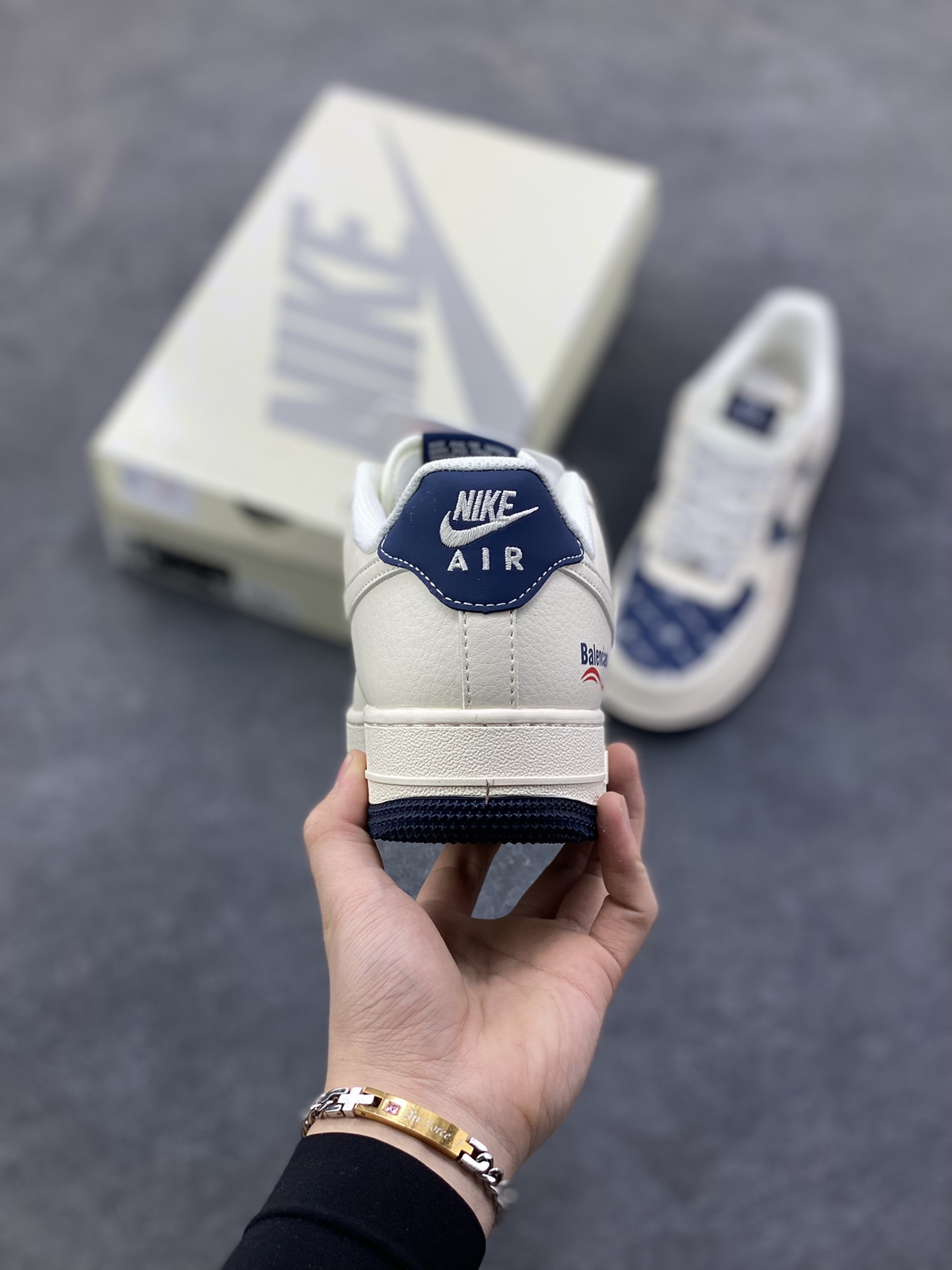 图片[4]-AF1×巴黎世家这波联名，把“贵气街头感”焊在鞋上了！奶白底色搭藏青满印Logo，红勾一戳直接封神 是空军一号的松弛脚感，更是巴黎世家的奢潮腔调 货号XS1958-628，这双“行走的风格牌”谁能扛住？-选品中心