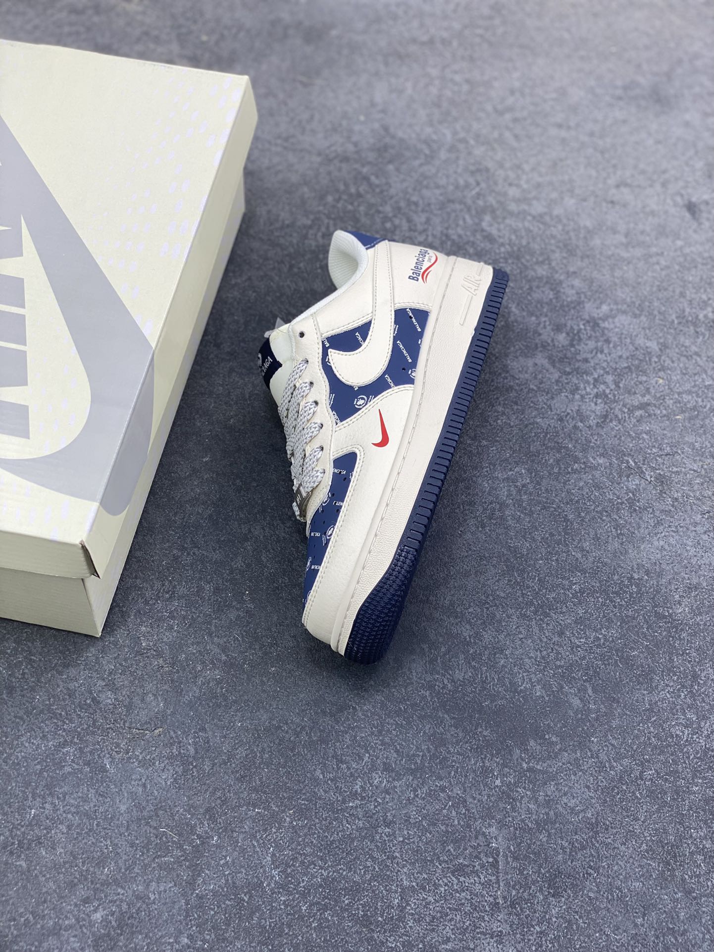 图片[7]-AF1×巴黎世家这波联名，把“贵气街头感”焊在鞋上了！奶白底色搭藏青满印Logo，红勾一戳直接封神 是空军一号的松弛脚感，更是巴黎世家的奢潮腔调 货号XS1958-628，这双“行走的风格牌”谁能扛住？-选品中心