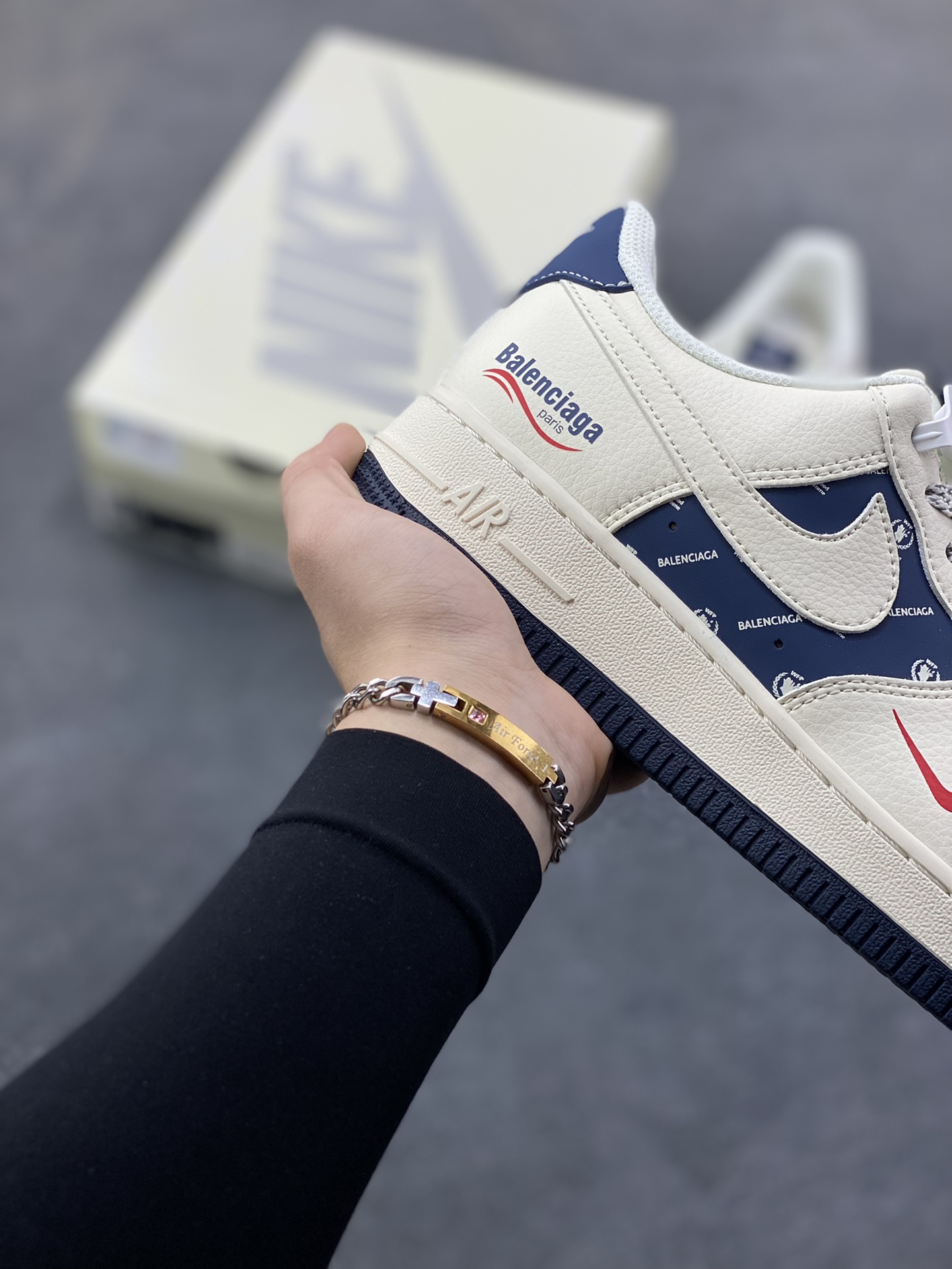 图片[6]-AF1×巴黎世家这波联名，把“贵气街头感”焊在鞋上了！奶白底色搭藏青满印Logo，红勾一戳直接封神 是空军一号的松弛脚感，更是巴黎世家的奢潮腔调 货号XS1958-628，这双“行走的风格牌”谁能扛住？-选品中心