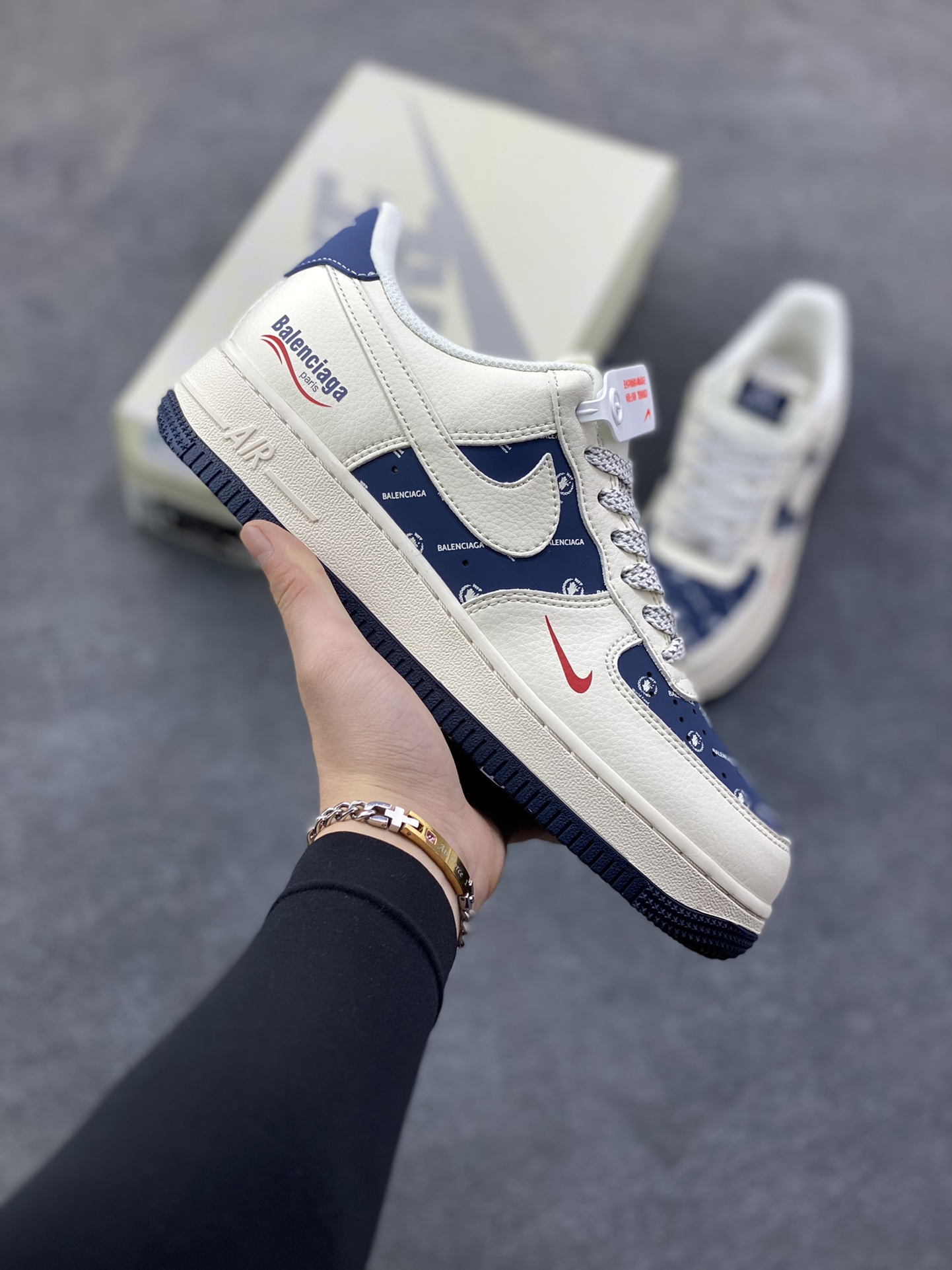 AF1×巴黎世家这波联名，把“贵气街头感”焊在鞋上了！奶白底色搭藏青满印Logo，红勾一戳直接封神 是空军一号的松弛脚感，更是巴黎世家的奢潮腔调 货号XS1958-628，这双“行走的风格牌”谁能扛住？-选品中心