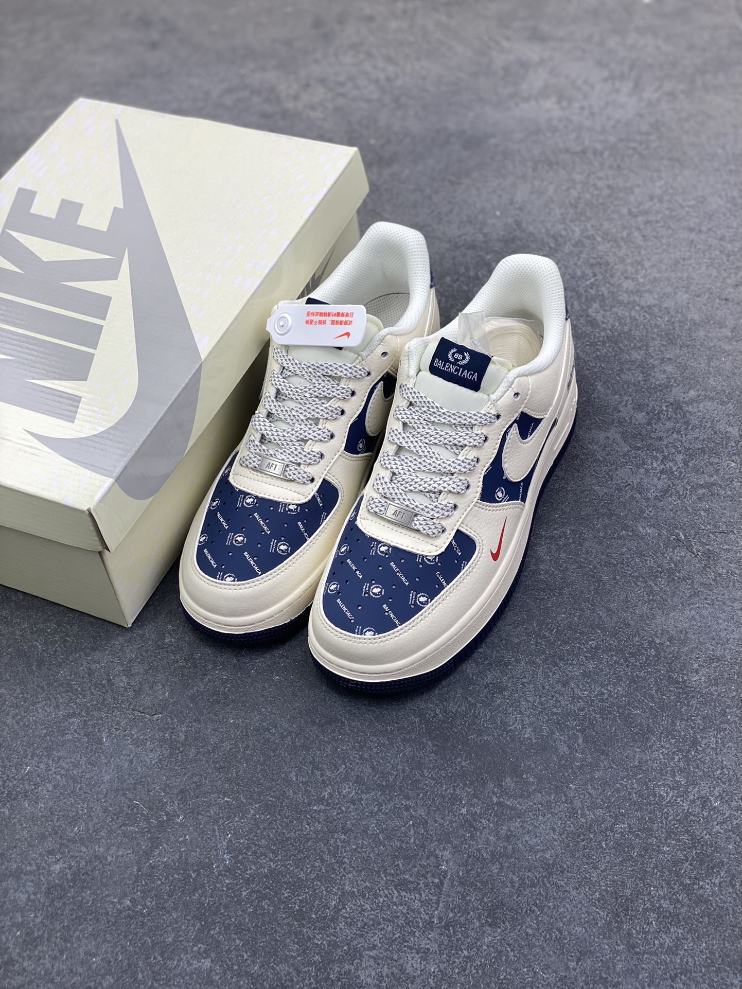 图片[8]-AF1×巴黎世家这波联名，把“贵气街头感”焊在鞋上了！奶白底色搭藏青满印Logo，红勾一戳直接封神 是空军一号的松弛脚感，更是巴黎世家的奢潮腔调 货号XS1958-628，这双“行走的风格牌”谁能扛住？-选品中心
