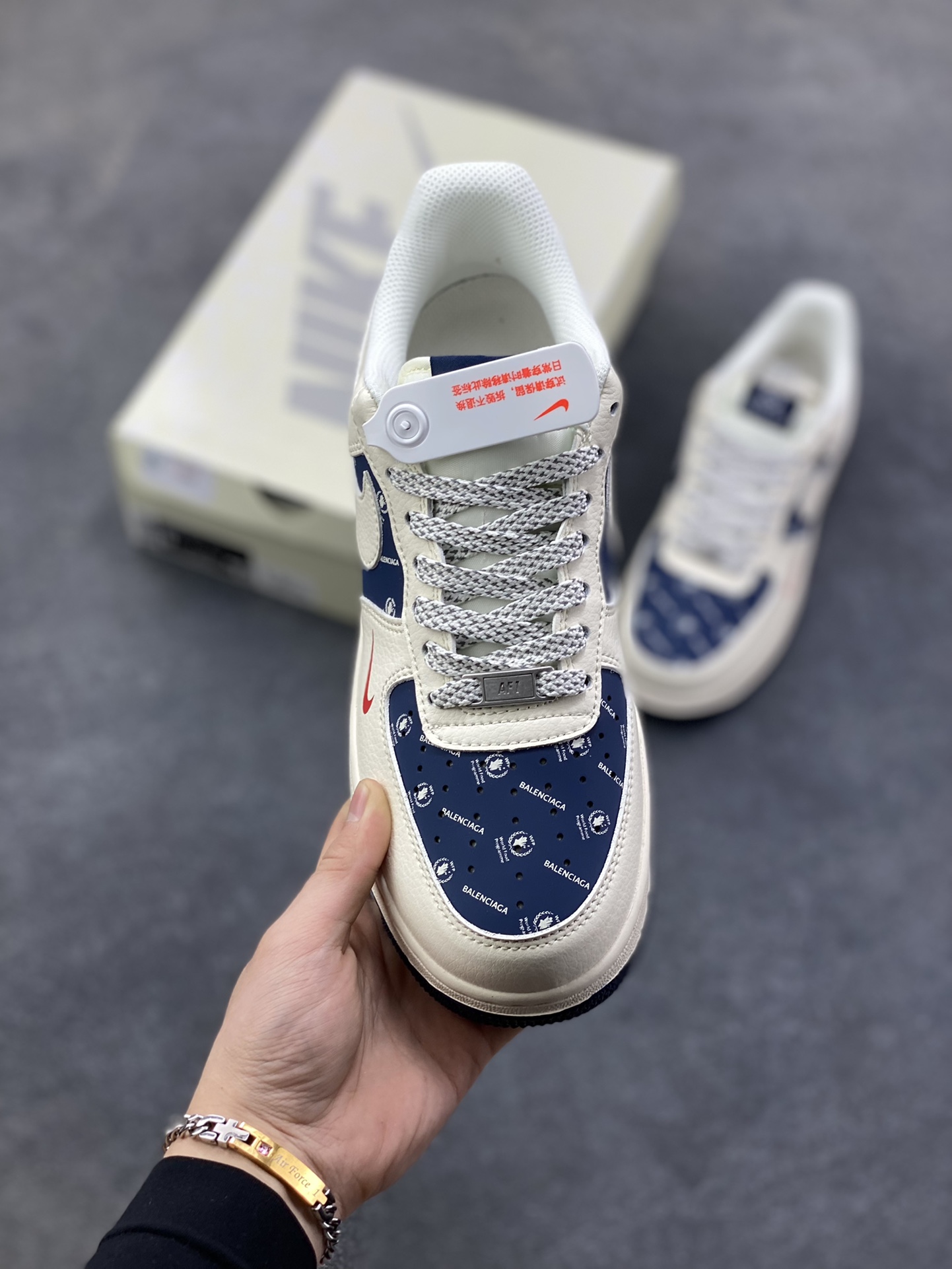 图片[2]-AF1×巴黎世家这波联名，把“贵气街头感”焊在鞋上了！奶白底色搭藏青满印Logo，红勾一戳直接封神 是空军一号的松弛脚感，更是巴黎世家的奢潮腔调 货号XS1958-628，这双“行走的风格牌”谁能扛住？-选品中心