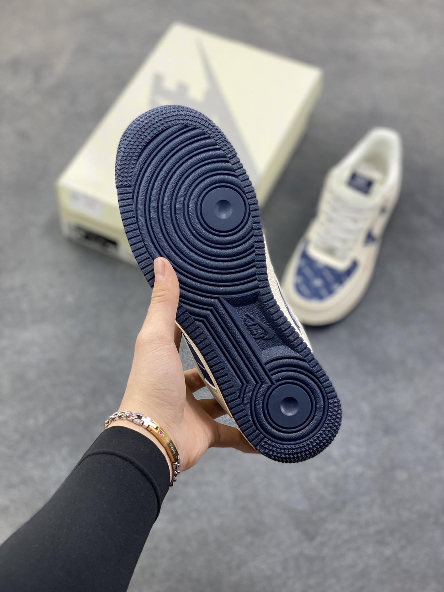 图片[5]-AF1×巴黎世家这波联名，把“贵气街头感”焊在鞋上了！奶白底色搭藏青满印Logo，红勾一戳直接封神 是空军一号的松弛脚感，更是巴黎世家的奢潮腔调 货号XS1958-628，这双“行走的风格牌”谁能扛住？-选品中心