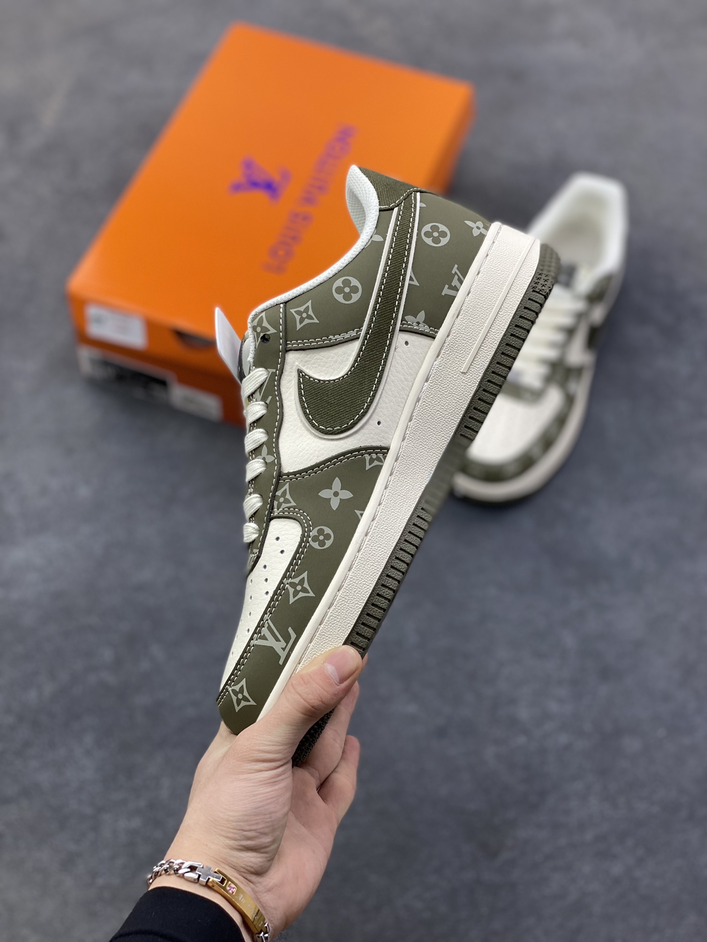 图片[3]-AF1×LV这波“奢潮炸弹”，直接把风格焊在脚面上！灰调老花铺满鞋身，白棕撞色戳中高级感 是空军一号的街头松弛，更是LV的奢牌底气 踩上它，走路都自带“贵气buff” 货号XS1958-623，这波联名不冲等啥？-选品中心