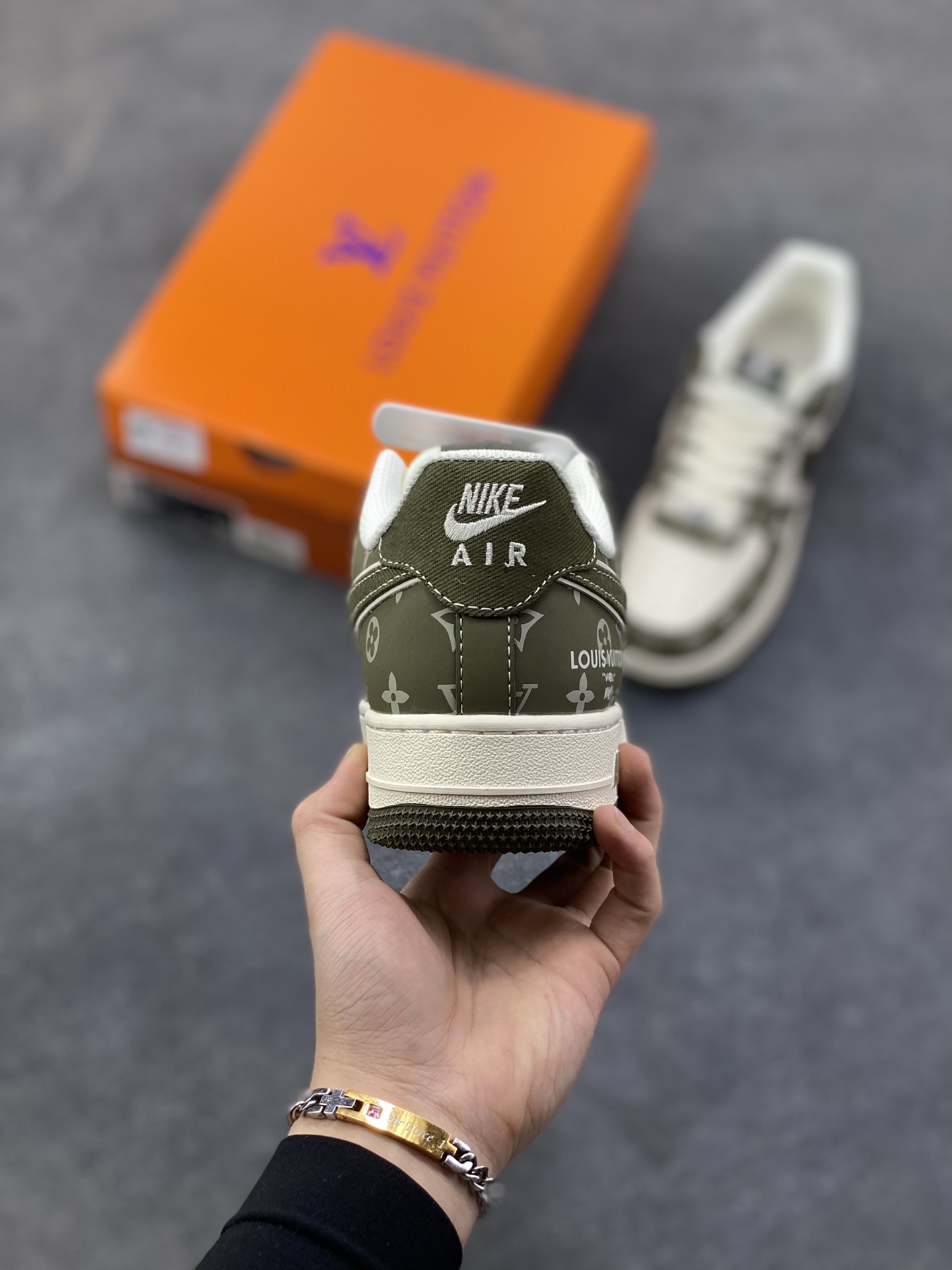 图片[4]-AF1×LV这波“奢潮炸弹”，直接把风格焊在脚面上！灰调老花铺满鞋身，白棕撞色戳中高级感 是空军一号的街头松弛，更是LV的奢牌底气 踩上它，走路都自带“贵气buff” 货号XS1958-623，这波联名不冲等啥？-选品中心