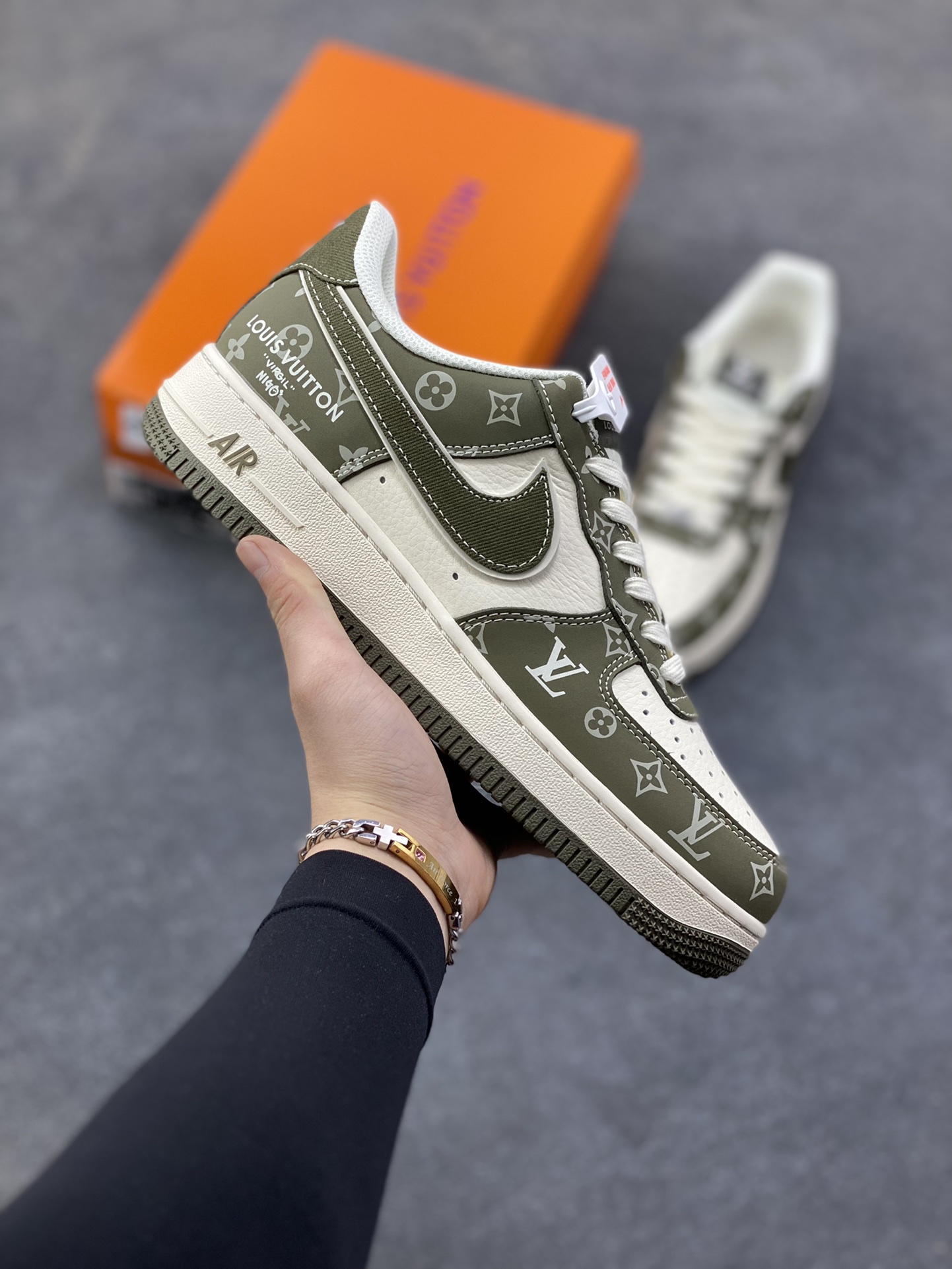 AF1×LV这波“奢潮炸弹”，直接把风格焊在脚面上！灰调老花铺满鞋身，白棕撞色戳中高级感 是空军一号的街头松弛，更是LV的奢牌底气 踩上它，走路都自带“贵气buff” 货号XS1958-623，这波联名不冲等啥？-选品中心