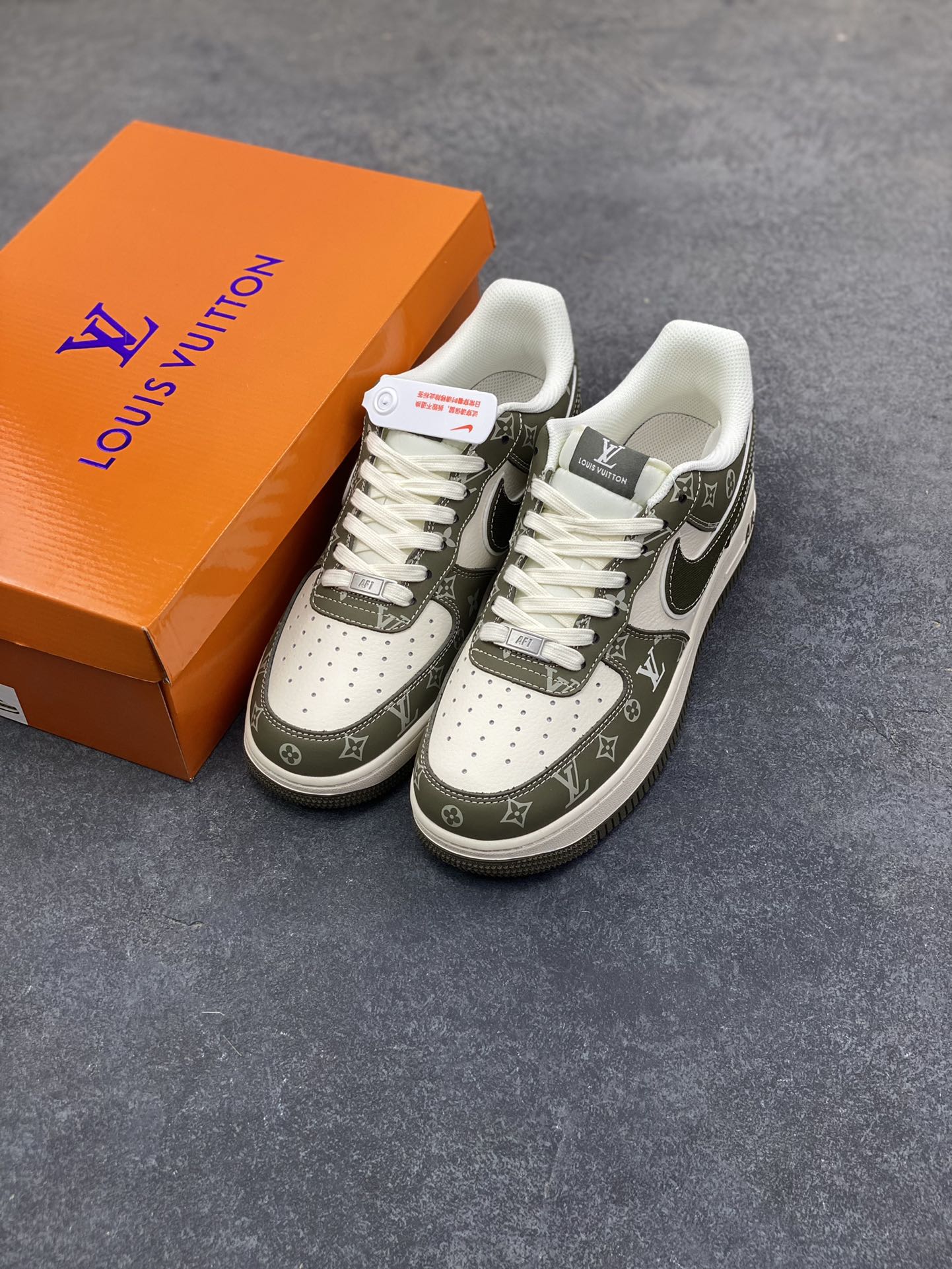 图片[8]-AF1×LV这波“奢潮炸弹”，直接把风格焊在脚面上！灰调老花铺满鞋身，白棕撞色戳中高级感 是空军一号的街头松弛，更是LV的奢牌底气 踩上它，走路都自带“贵气buff” 货号XS1958-623，这波联名不冲等啥？-选品中心