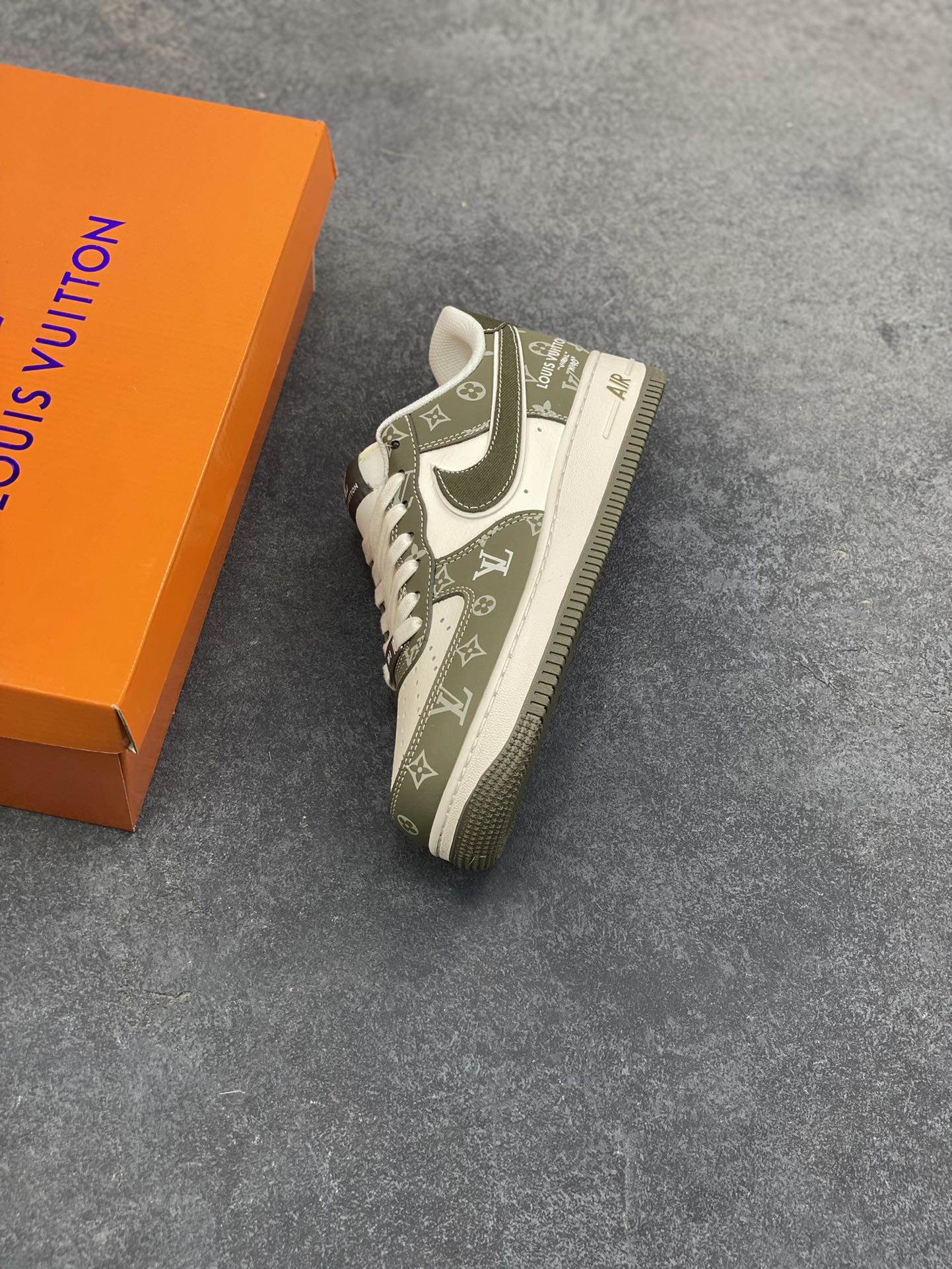 图片[7]-AF1×LV这波“奢潮炸弹”，直接把风格焊在脚面上！灰调老花铺满鞋身，白棕撞色戳中高级感 是空军一号的街头松弛，更是LV的奢牌底气 踩上它，走路都自带“贵气buff” 货号XS1958-623，这波联名不冲等啥？-选品中心