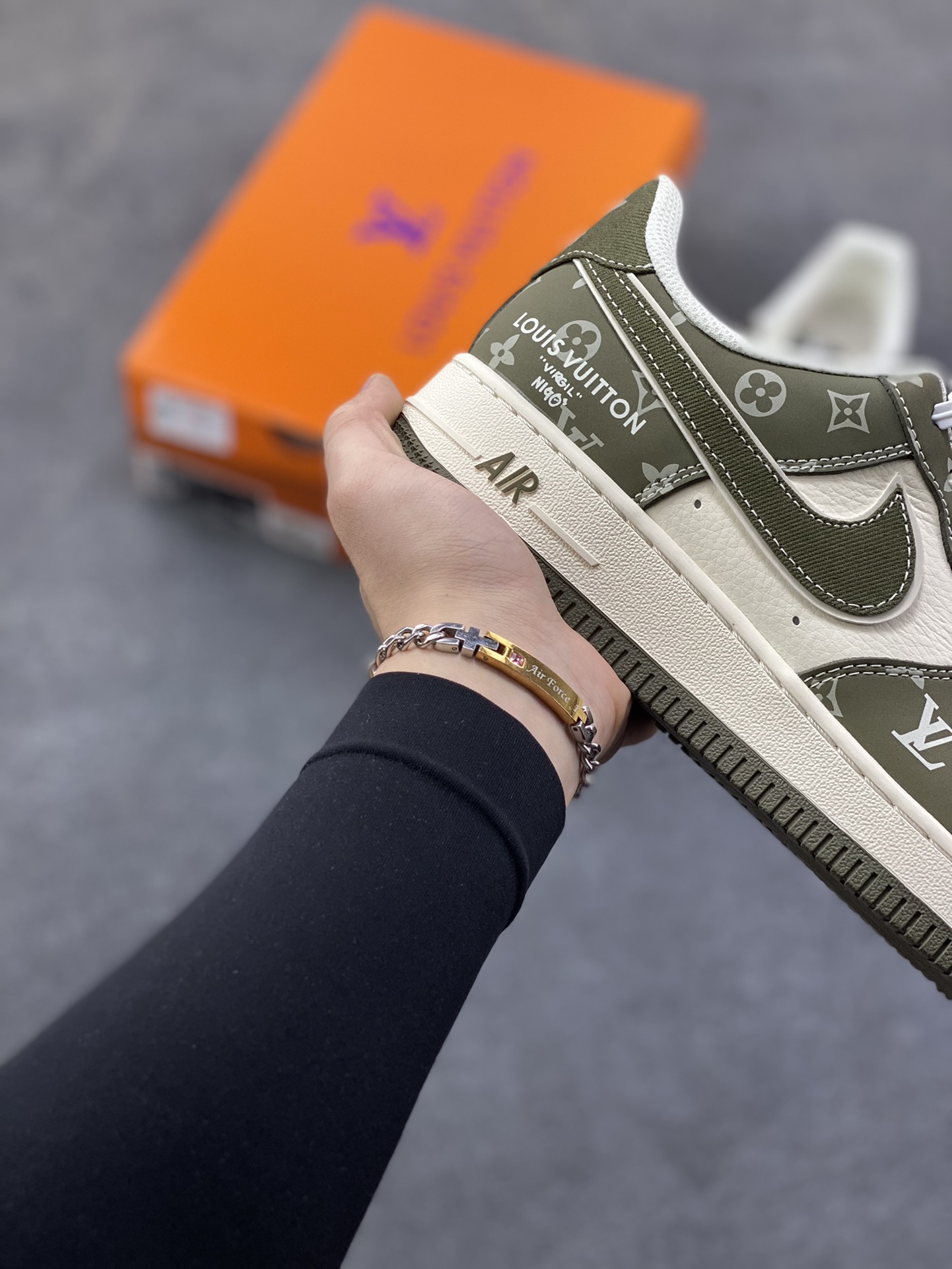 图片[6]-AF1×LV这波“奢潮炸弹”，直接把风格焊在脚面上！灰调老花铺满鞋身，白棕撞色戳中高级感 是空军一号的街头松弛，更是LV的奢牌底气 踩上它，走路都自带“贵气buff” 货号XS1958-623，这波联名不冲等啥？-选品中心