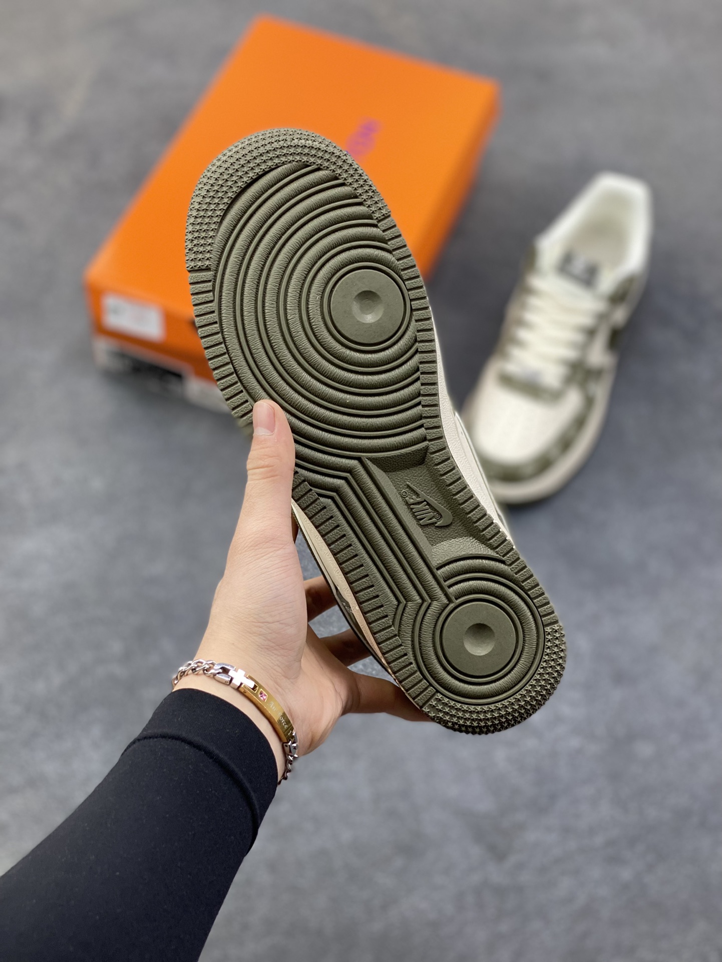 图片[5]-AF1×LV这波“奢潮炸弹”，直接把风格焊在脚面上！灰调老花铺满鞋身，白棕撞色戳中高级感 是空军一号的街头松弛，更是LV的奢牌底气 踩上它，走路都自带“贵气buff” 货号XS1958-623，这波联名不冲等啥？-选品中心