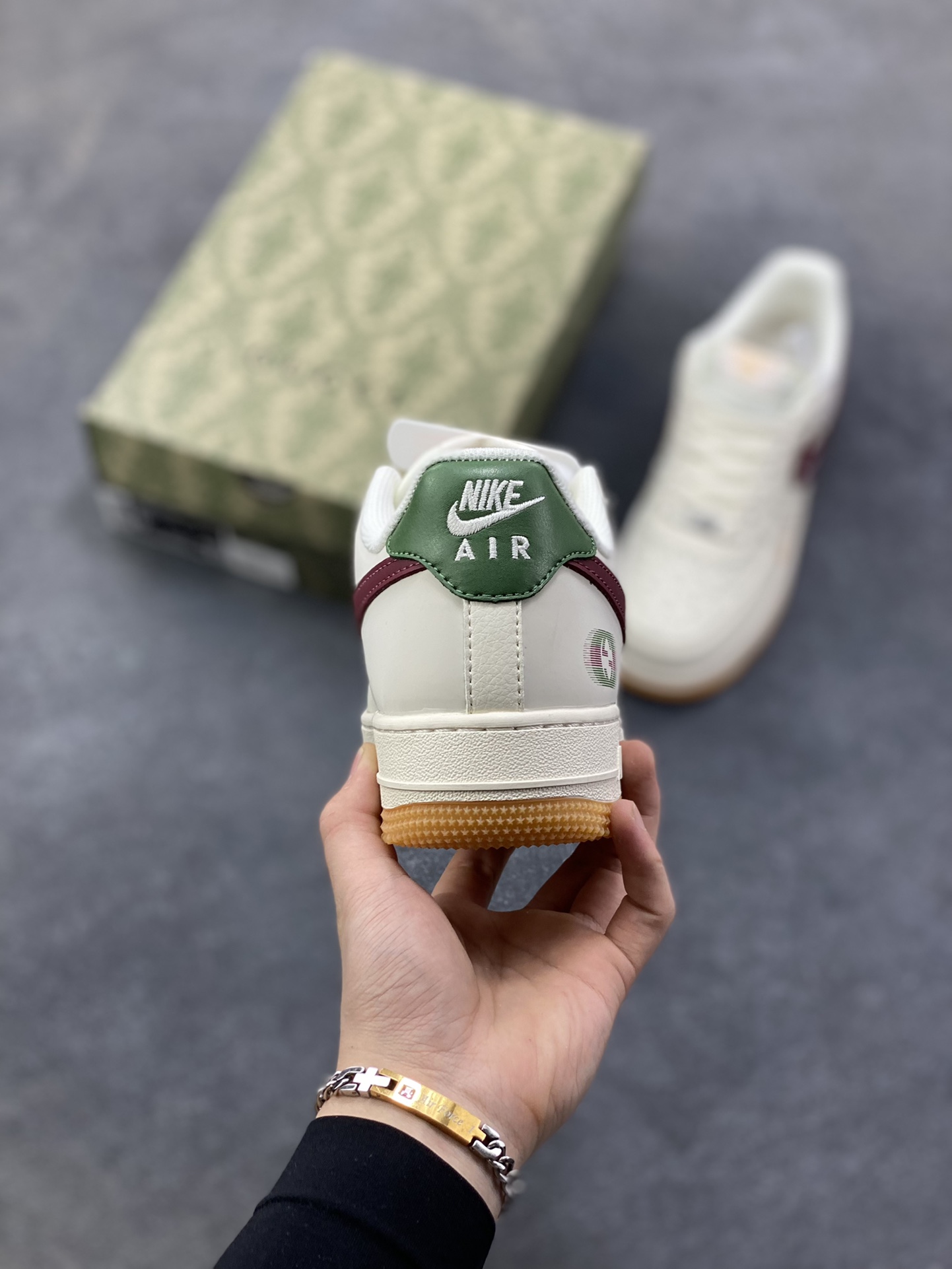 图片[4]-这双Air Force 1 Low直接把“复古贵气”焊在鞋上了！ 米白鞋身铺满低调老花暗纹，酒红勾子+墨绿后跟撞出复古质感，小勾点缀+侧面金属标细节全是精致小心机，生胶底更是把vibe风拉满~货号XS1958-624，上脚自带“富家千金随性出街”buff，日常搭牛仔裤/连衣裙都能赢麻！-选品中心
