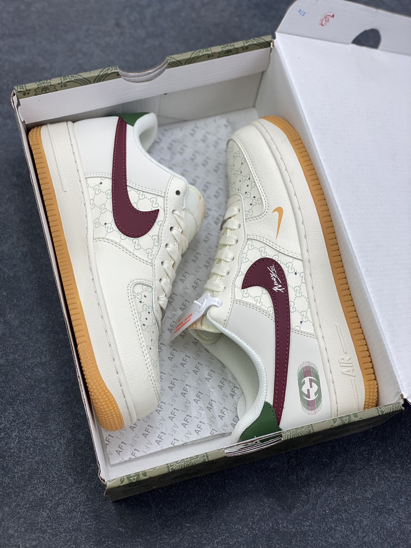 图片[9]-这双Air Force 1 Low直接把“复古贵气”焊在鞋上了！ 米白鞋身铺满低调老花暗纹，酒红勾子+墨绿后跟撞出复古质感，小勾点缀+侧面金属标细节全是精致小心机，生胶底更是把vibe风拉满~货号XS1958-624，上脚自带“富家千金随性出街”buff，日常搭牛仔裤/连衣裙都能赢麻！-选品中心