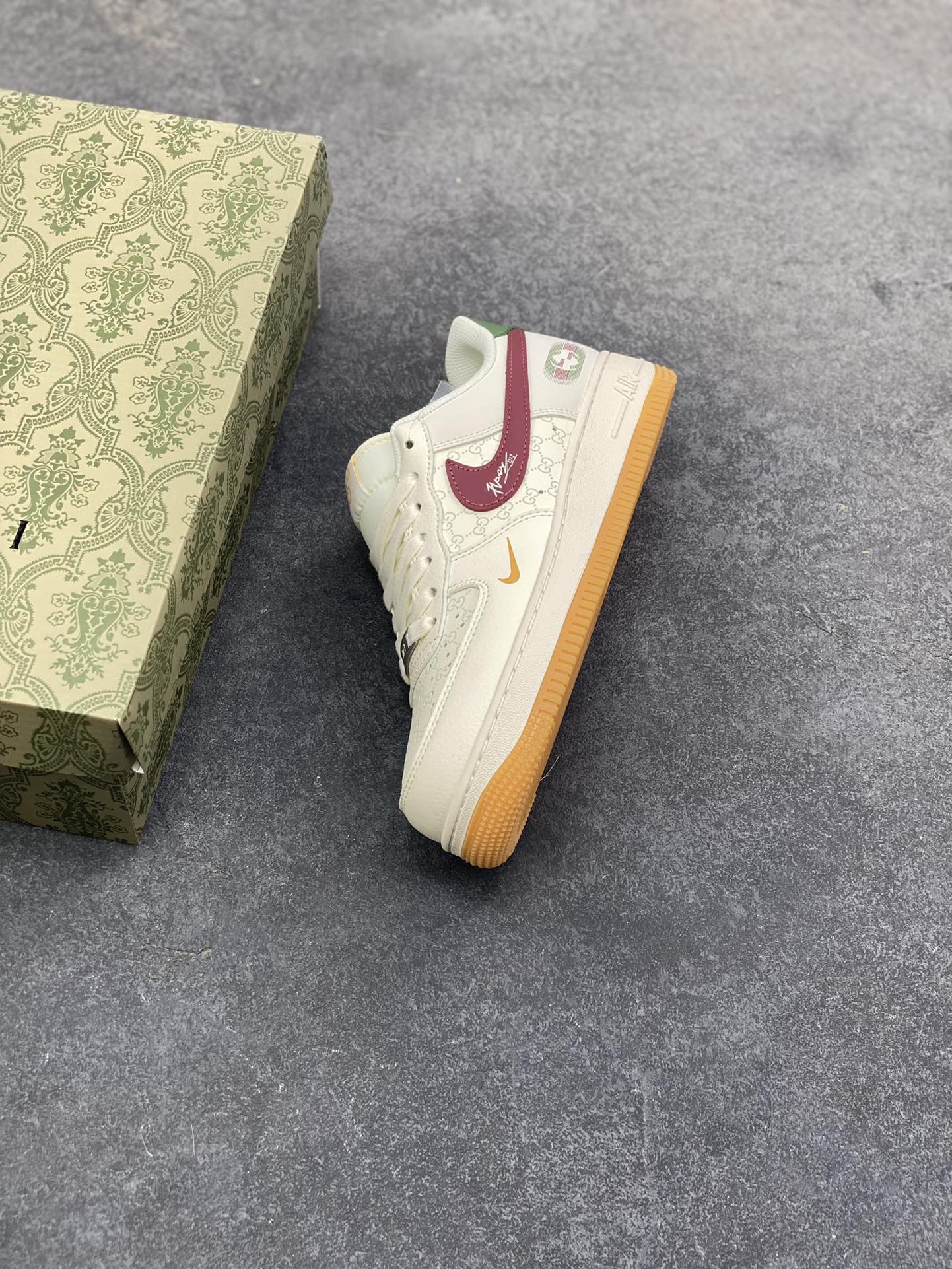图片[7]-这双Air Force 1 Low直接把“复古贵气”焊在鞋上了！ 米白鞋身铺满低调老花暗纹，酒红勾子+墨绿后跟撞出复古质感，小勾点缀+侧面金属标细节全是精致小心机，生胶底更是把vibe风拉满~货号XS1958-624，上脚自带“富家千金随性出街”buff，日常搭牛仔裤/连衣裙都能赢麻！-选品中心