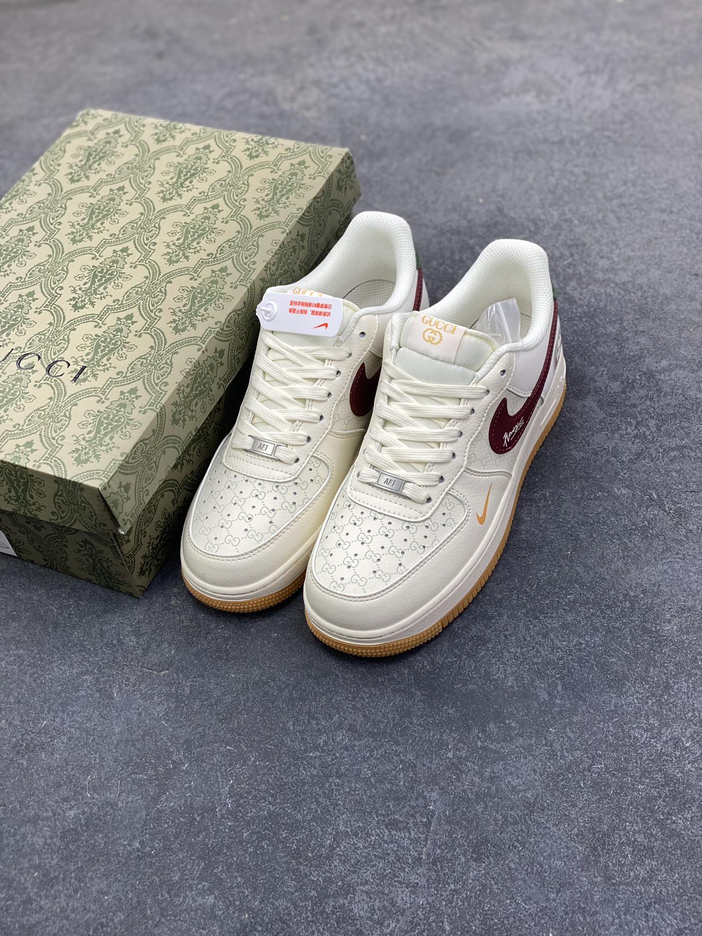 图片[8]-这双Air Force 1 Low直接把“复古贵气”焊在鞋上了！ 米白鞋身铺满低调老花暗纹，酒红勾子+墨绿后跟撞出复古质感，小勾点缀+侧面金属标细节全是精致小心机，生胶底更是把vibe风拉满~货号XS1958-624，上脚自带“富家千金随性出街”buff，日常搭牛仔裤/连衣裙都能赢麻！-选品中心
