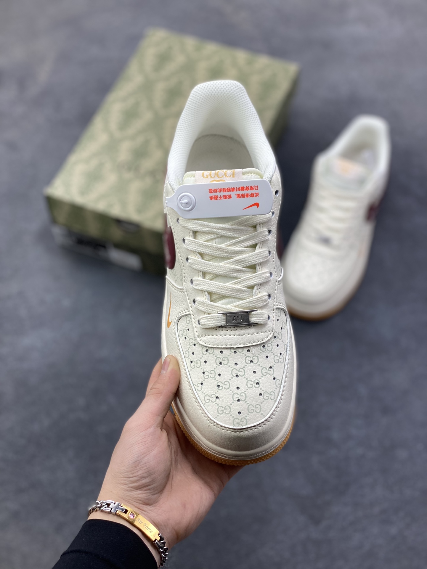 图片[2]-这双Air Force 1 Low直接把“复古贵气”焊在鞋上了！ 米白鞋身铺满低调老花暗纹，酒红勾子+墨绿后跟撞出复古质感，小勾点缀+侧面金属标细节全是精致小心机，生胶底更是把vibe风拉满~货号XS1958-624，上脚自带“富家千金随性出街”buff，日常搭牛仔裤/连衣裙都能赢麻！-选品中心