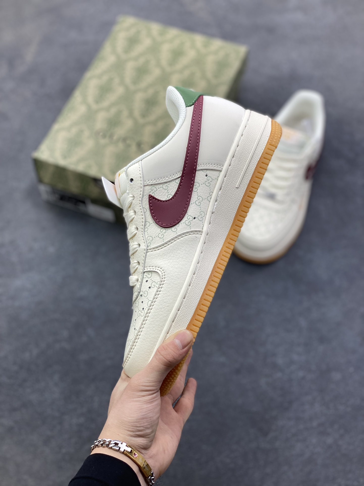 图片[3]-这双Air Force 1 Low直接把“复古贵气”焊在鞋上了！ 米白鞋身铺满低调老花暗纹，酒红勾子+墨绿后跟撞出复古质感，小勾点缀+侧面金属标细节全是精致小心机，生胶底更是把vibe风拉满~货号XS1958-624，上脚自带“富家千金随性出街”buff，日常搭牛仔裤/连衣裙都能赢麻！-选品中心
