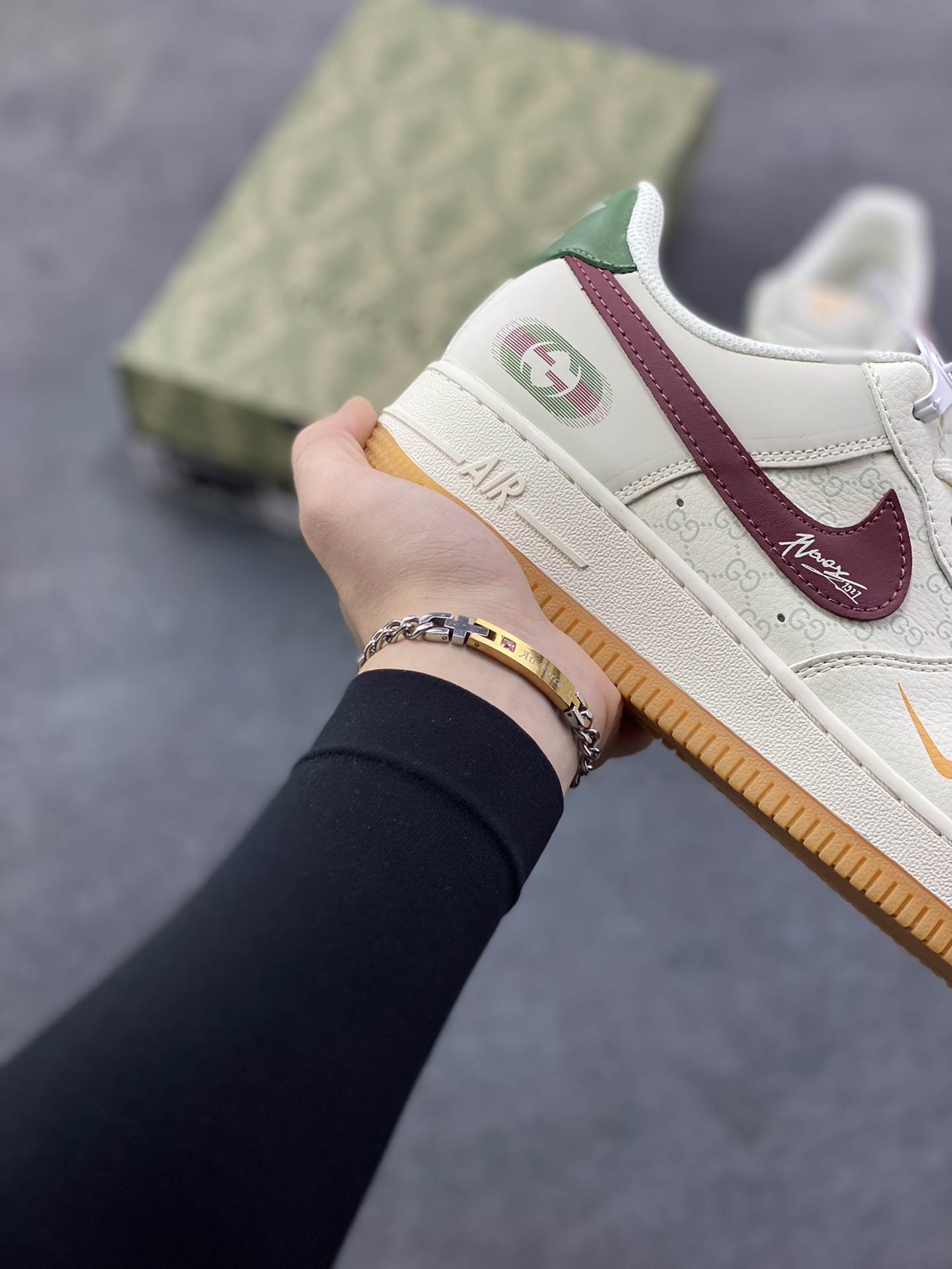 图片[6]-这双Air Force 1 Low直接把“复古贵气”焊在鞋上了！ 米白鞋身铺满低调老花暗纹，酒红勾子+墨绿后跟撞出复古质感，小勾点缀+侧面金属标细节全是精致小心机，生胶底更是把vibe风拉满~货号XS1958-624，上脚自带“富家千金随性出街”buff，日常搭牛仔裤/连衣裙都能赢麻！-选品中心