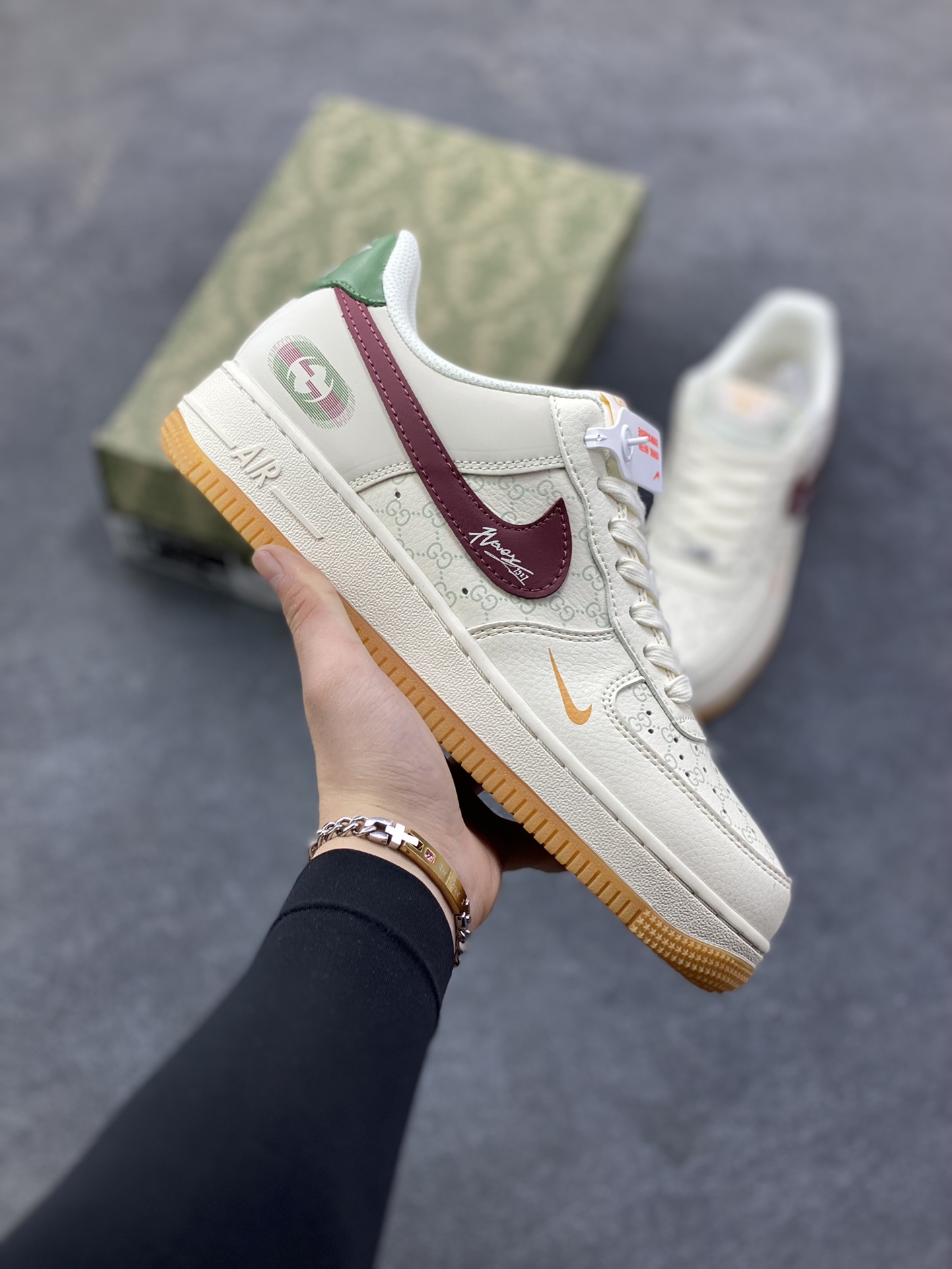 这双Air Force 1 Low直接把“复古贵气”焊在鞋上了！ 米白鞋身铺满低调老花暗纹，酒红勾子+墨绿后跟撞出复古质感，小勾点缀+侧面金属标细节全是精致小心机，生胶底更是把vibe风拉满~货号XS1958-624，上脚自带“富家千金随性出街”buff，日常搭牛仔裤/连衣裙都能赢麻！-选品中心