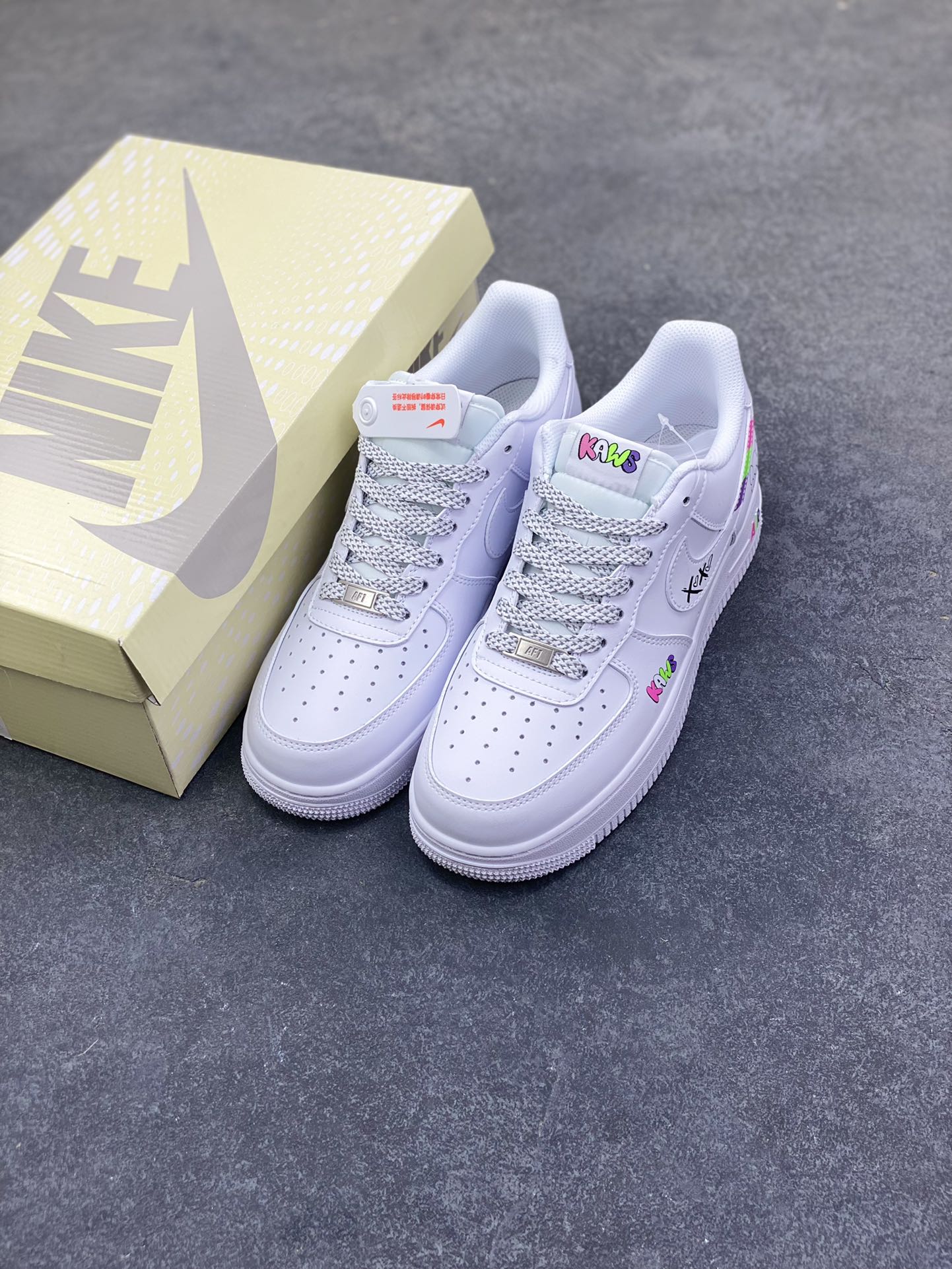图片[8]-Nike Air Force 1 Low × KAWS联名款，直接把潮玩基因焊在鞋上了！ 纯白鞋身打底，撞色KAWS标志性“XX眼”Logo+彩色字母标识，甜酷感拉满，日常穿搭随便搭都能出片~鞋侧的拼色条纹+后跟小玩偶图案，细节里全是设计巧思，属于“上脚自带焦点”的款！货号XS1958-620，潮人鞋柜必蹲的联名款，这波颜值真的稳赢~-选品中心