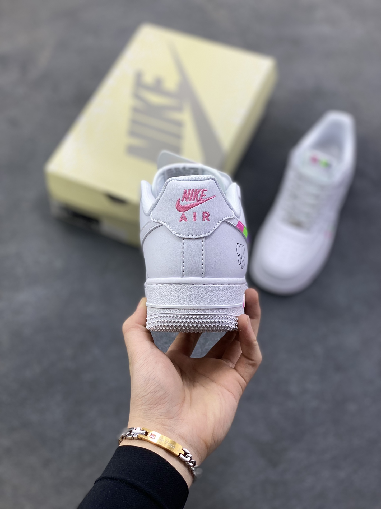 图片[4]-Nike Air Force 1 Low × KAWS联名款，直接把潮玩基因焊在鞋上了！ 纯白鞋身打底，撞色KAWS标志性“XX眼”Logo+彩色字母标识，甜酷感拉满，日常穿搭随便搭都能出片~鞋侧的拼色条纹+后跟小玩偶图案，细节里全是设计巧思，属于“上脚自带焦点”的款！货号XS1958-620，潮人鞋柜必蹲的联名款，这波颜值真的稳赢~-选品中心