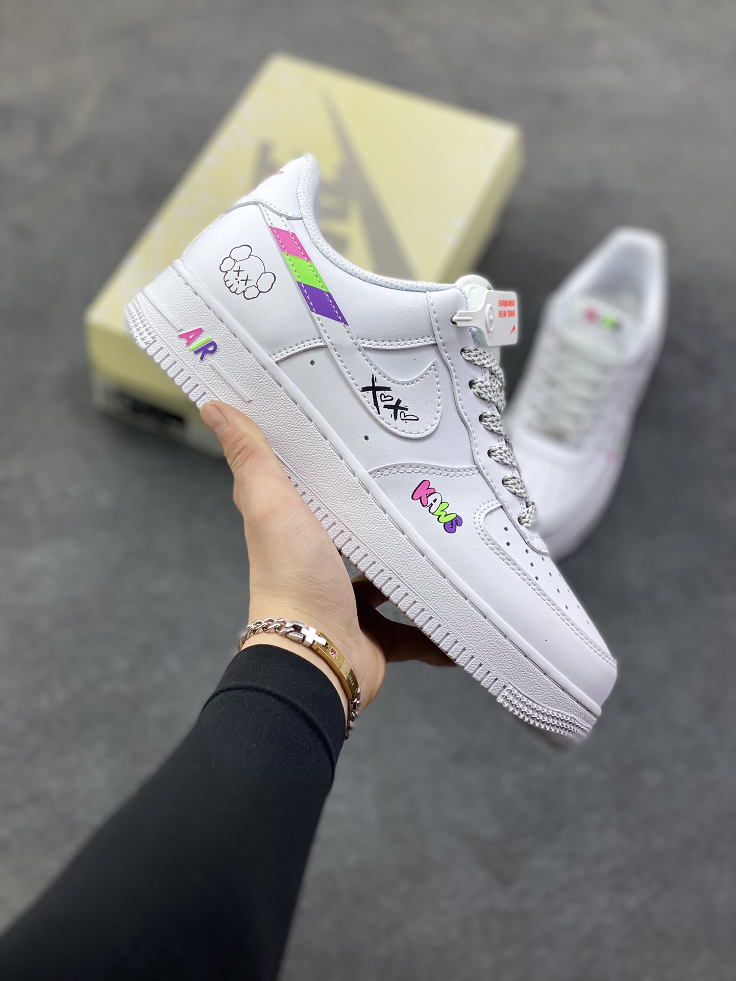 Nike Air Force 1 Low × KAWS联名款，直接把潮玩基因焊在鞋上了！ 纯白鞋身打底，撞色KAWS标志性“XX眼”Logo+彩色字母标识，甜酷感拉满，日常穿搭随便搭都能出片~鞋侧的拼色条纹+后跟小玩偶图案，细节里全是设计巧思，属于“上脚自带焦点”的款！货号XS1958-620，潮人鞋柜必蹲的联名款，这波颜值真的稳赢~-选品中心