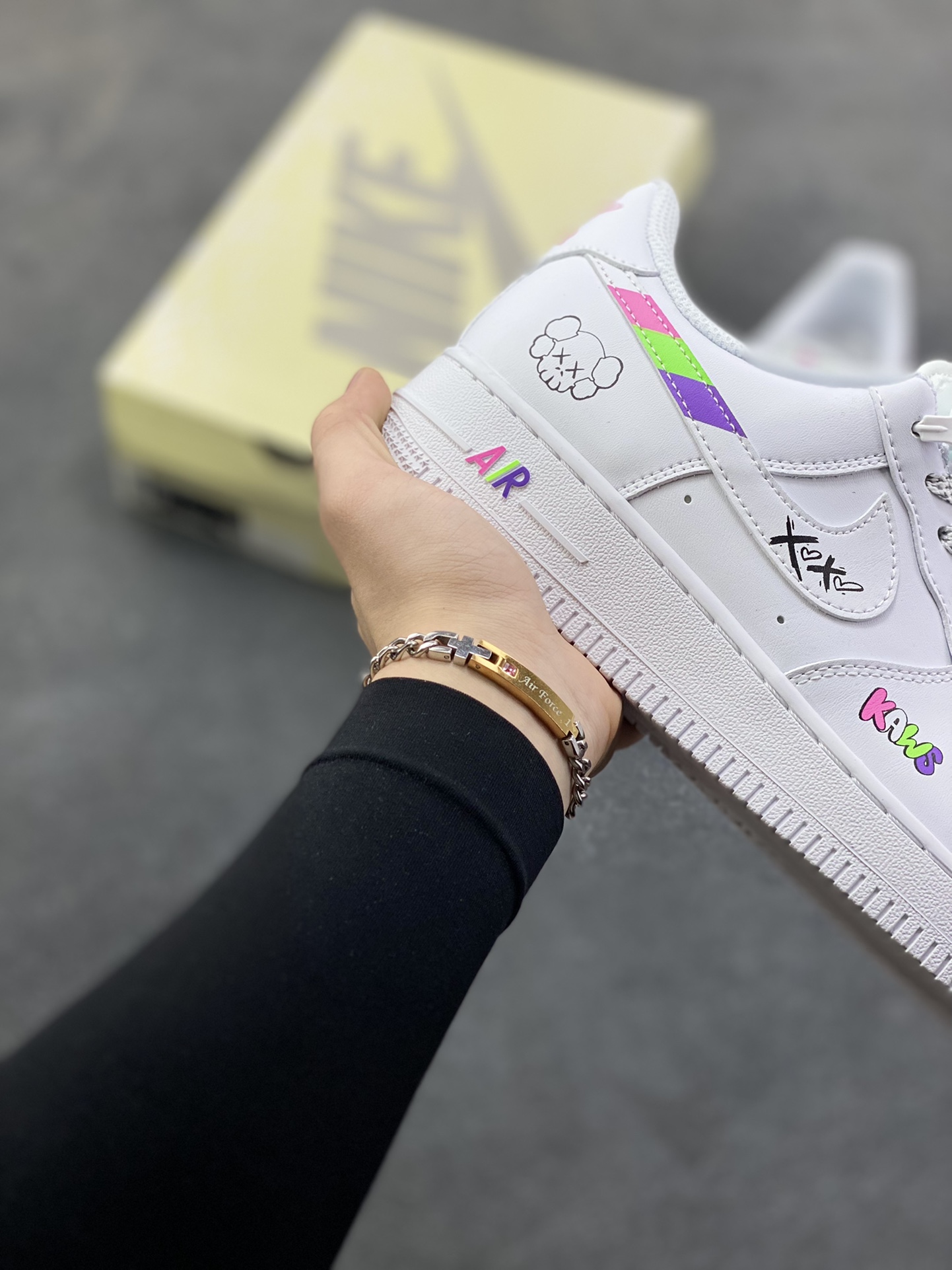 图片[6]-Nike Air Force 1 Low × KAWS联名款，直接把潮玩基因焊在鞋上了！ 纯白鞋身打底，撞色KAWS标志性“XX眼”Logo+彩色字母标识，甜酷感拉满，日常穿搭随便搭都能出片~鞋侧的拼色条纹+后跟小玩偶图案，细节里全是设计巧思，属于“上脚自带焦点”的款！货号XS1958-620，潮人鞋柜必蹲的联名款，这波颜值真的稳赢~-选品中心