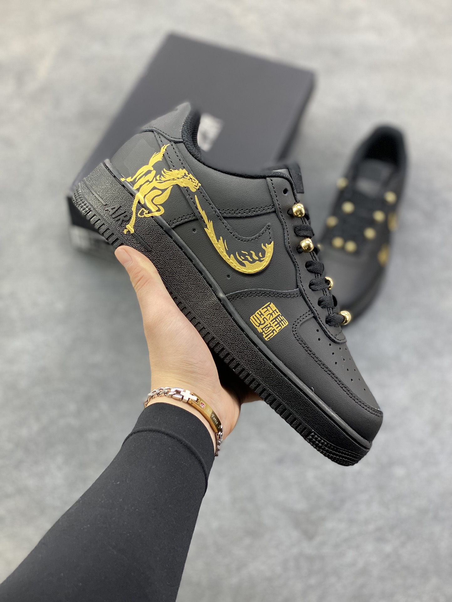 NIke Air Force 1 ‘07 Low 空军一号低帮 运动鞋 休闲鞋 折边针车 工艺难度大 原楦头原纸板 原装鞋盒 定制五金配件 内置全掌气垫 原厂鞋底 货号：CW2288-001 尺码：36 36.5 37.5 38 38.5 39 40 40.5 41 42 42.5 43 44 44.5 45-选品中心