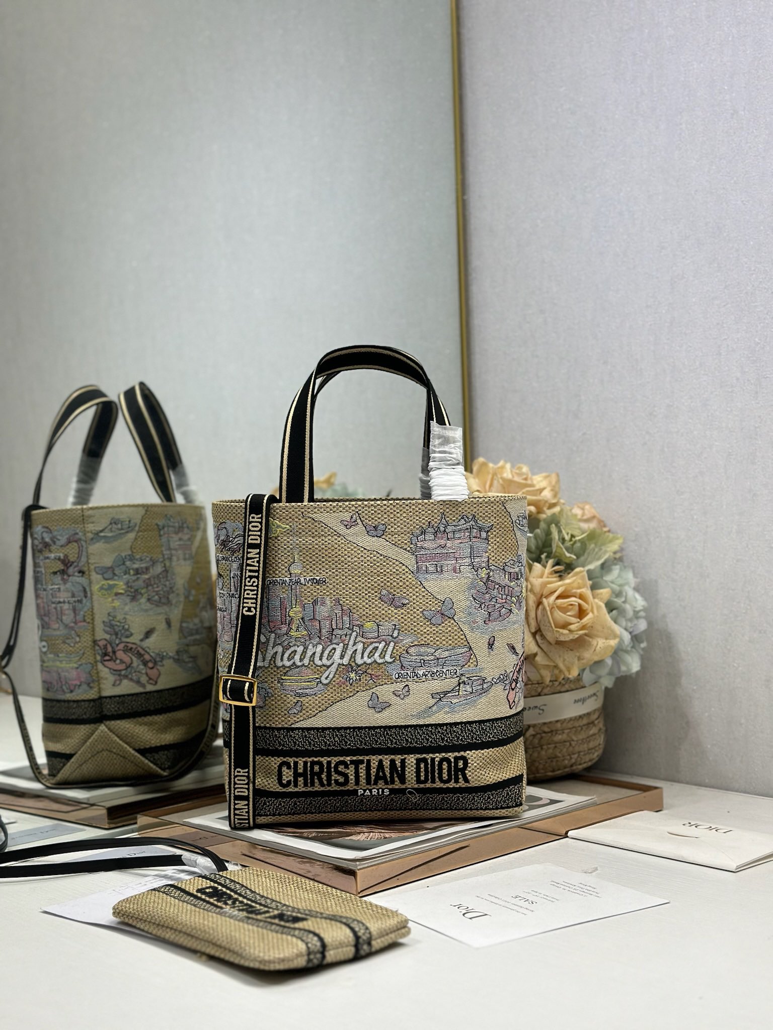 NO:670887,Authentic Small Dior City Postcard Resort Style Handbag 'Shanghai Exclusive' This City Postcard Handbag is fashionable, practical and unique. It is carefully crafted with various colors of embroidery, decorated with local Shanghai culture and Dior's advanced embroidery. The spacious internal compartment can store a variety of daily necessities, paired with a small handbag. Small style, top embroidered handle with detachable embroidered shoulder strap, can be carried by hand, shoulder or crossbody. Model  Dimensions: length 25 cm/width 12 cm/height 29 cm, DIOR, dior19860909正品级 小号 Dior城市明信片 度假风款手袋「上海 限定」 这款城市明信片手袋时尚实用,别具一格.采用各种色彩的刺绣精心制作,饰以上海当地人文与Dior高级刺绣相结合,宽敞的内部隔层可收纳各种日常用品,搭配一个小手提袋.小号款式,顶部刺绣手柄搭配可拆卸的刺绣肩带,可手提、肩背或斜挎. 型号 尺寸长25 cm/宽12 cm/高29 cm,DIOR,dior,Bag