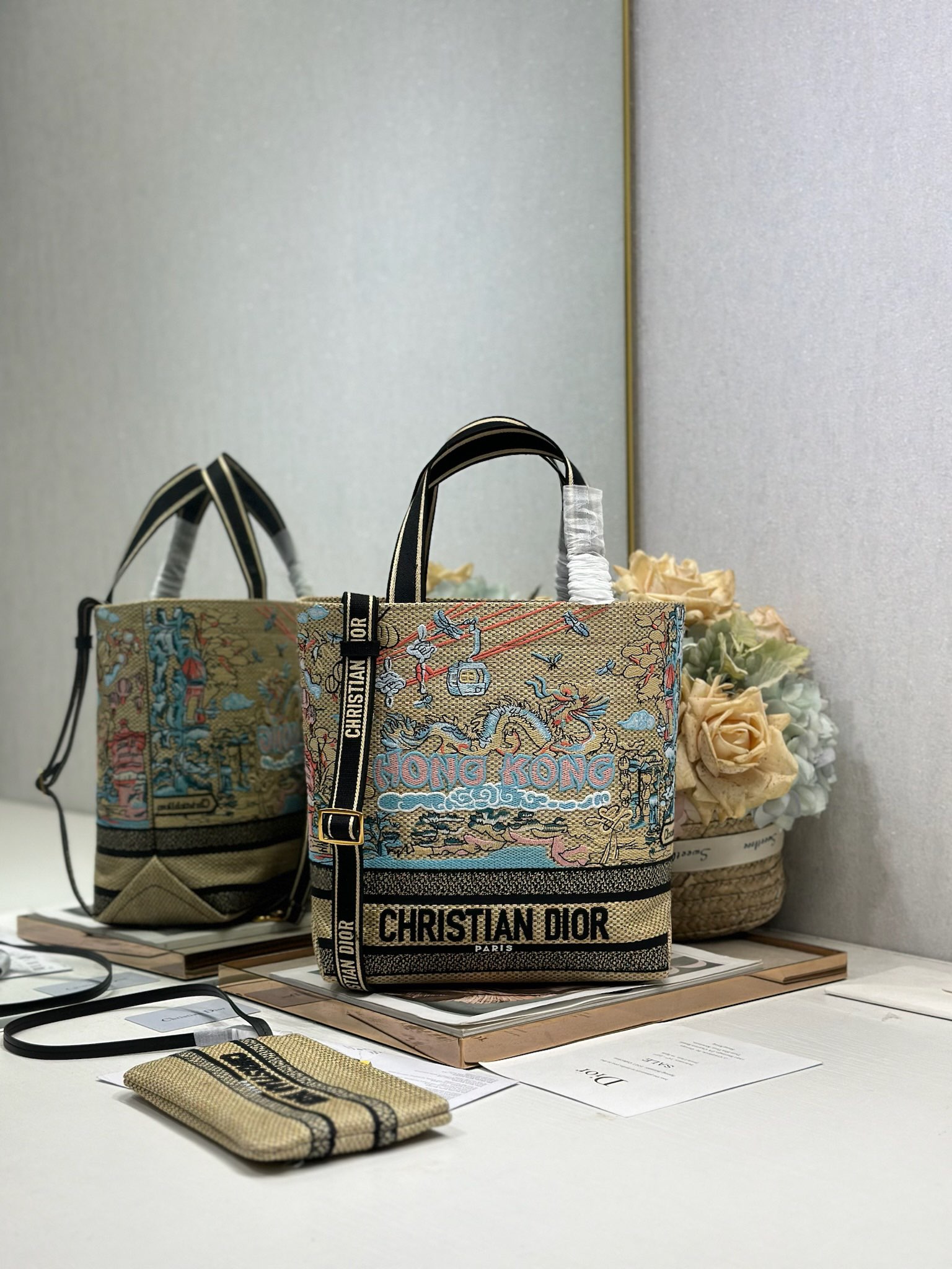 NO:670885,Authentic Small Dior City Postcard Resort Style Handbag 'Hong Kong Exclusive' This City Postcard handbag is fashionable, practical and unique. It is carefully crafted with embroidery in various colors and decorated with local Hong Kong culture and Dior's advanced embroidery. The spacious internal compartment can store a variety of daily necessities and is paired with a small handbag. Small style, top embroidered handle with detachable embroidered shoulder strap, can be carried by hand, shoulder or crossbody. Model  Dimensions: length 25 cm/width 12 cm/height 29 cm, DIOR, dior19860909正品级 小号 Dior城市明信片 度假风款手袋「香港 限定」 这款城市明信片手袋时尚实用,别具一格.采用各种色彩的刺绣精心制作,饰以香港当地人文与Dior高级刺绣相结合,宽敞的内部隔层可收纳各种日常用品,搭配一个小手提袋.小号款式,顶部刺绣手柄搭配可拆卸的刺绣肩带,可手提、肩背或斜挎. 型号 尺寸长25 cm/宽12 cm/高29 cm,DIOR,dior,Bag