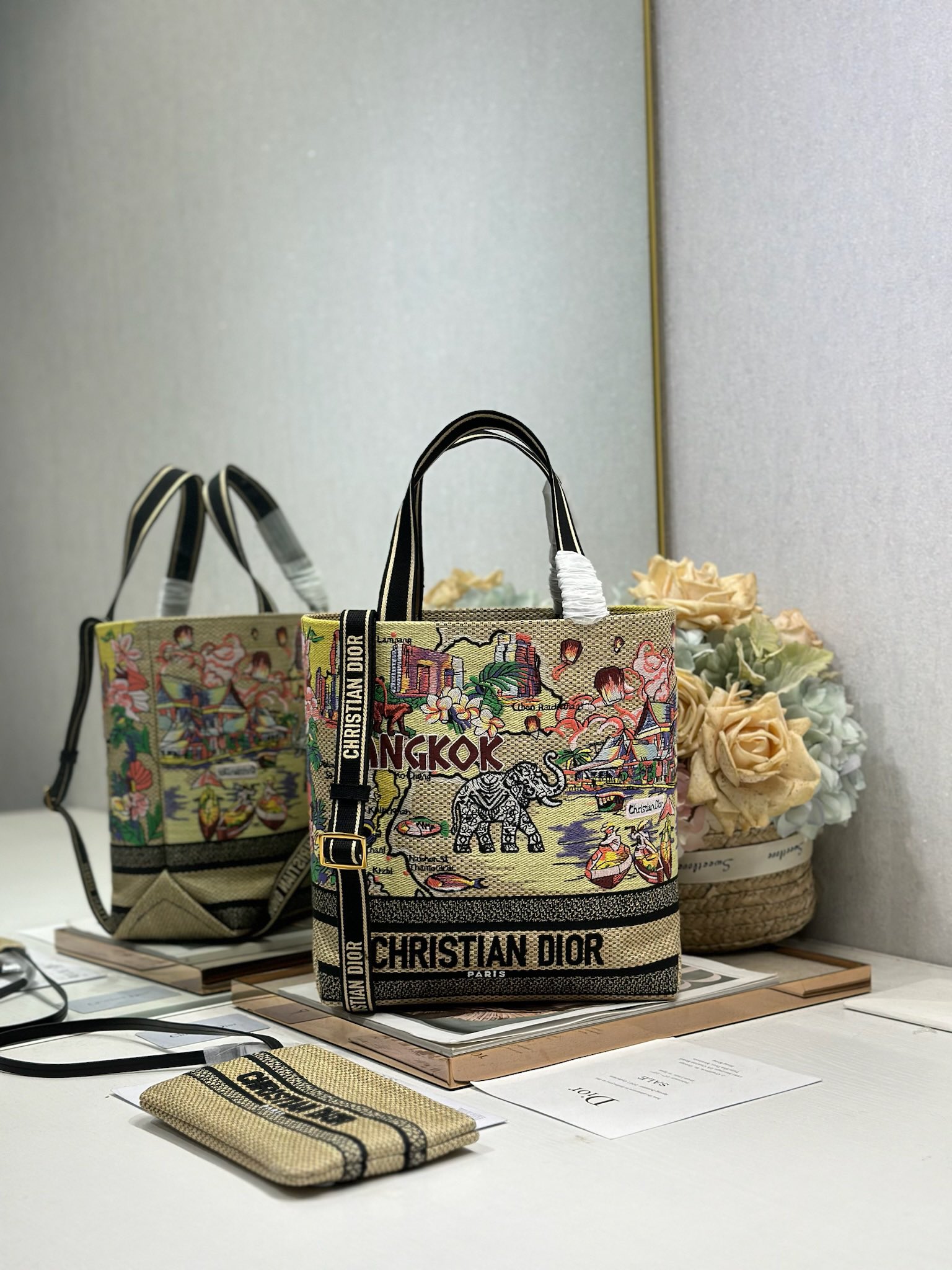 NO:670883,Authentic Small Dior City Postcard Resort Style Handbag 'Bangkok Limited' This City Postcard handbag is fashionable, practical and unique. It is carefully crafted with embroidery in various colors and decorated with local Bangkok cultural elements combined with Dior's advanced embroidery. The spacious internal compartment can store a variety of daily necessities and is paired with a small handbag. Small style, top embroidered handle with detachable embroidered shoulder strap, can be carried by hand, shoulder or crossbody. Model  Dimensions: length 25 cm/width 12 cm/height 29 cm, DIOR, dior19860909正品级 小号 Dior城市明信片 度假风款手袋「曼谷 限定」 这款城市明信片手袋时尚实用,别具一格.采用各种色彩的刺绣精心制作,饰以曼谷当地人文与Dior高级刺绣相结合,宽敞的内部隔层可收纳各种日常用品,搭配一个小手提袋.小号款式,顶部刺绣手柄搭配可拆卸的刺绣肩带,可手提、肩背或斜挎. 型号 尺寸长25 cm/宽12 cm/高29 cm,DIOR,dior,Bag