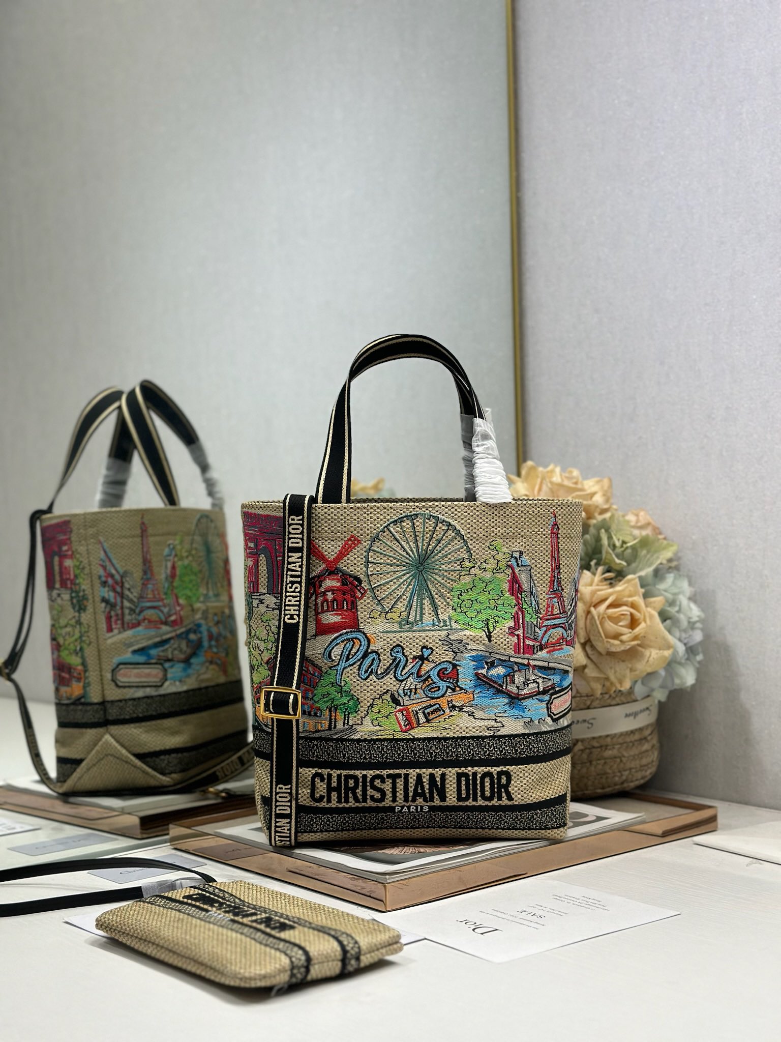 NO:670881,Authentic Small Dior City Postcard Resort Style Handbag 'Paris Exclusive' This City Postcard handbag is fashionable, practical and unique. It is carefully crafted with embroidery in various colors and decorated with local Parisian humanities combined with Dior's advanced embroidery. The spacious internal compartment can store various daily necessities and is paired with a small handbag. Small style, top embroidered handle with detachable embroidered shoulder strap, can be carried by hand, shoulder or crossbody. Model  Dimensions: length 25 cm/width 12 cm/height 29 cm, DIOR, dior19860909正品级 小号 Dior城市明信片 度假风款手袋「巴黎 限定」 这款城市明信片手袋时尚实用,别具一格.采用各种色彩的刺绣精心制作,饰以巴黎当地人文与Dior高级刺绣相结合,宽敞的内部隔层可收纳各种日常用品,搭配一个小手提袋.小号款式,顶部刺绣手柄搭配可拆卸的刺绣肩带,可手提、肩背或斜挎. 型号 尺寸长25 cm/宽12 cm/高29 cm,DIOR,dior,Bag