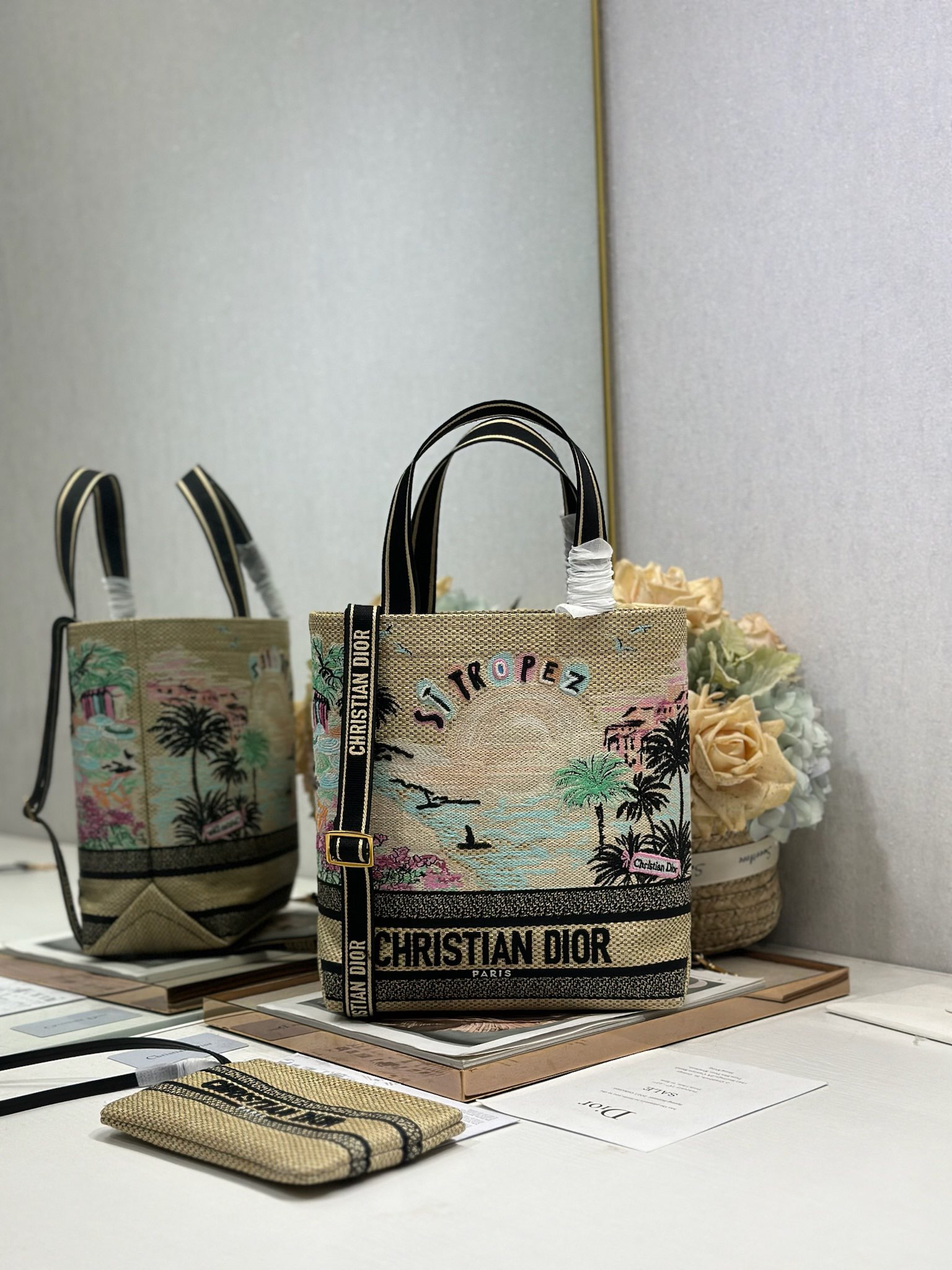 NO:670879,Authentic Small Dior City Postcard Resort Style Handbag 'Saint Tropez Limited' This City Postcard Handbag is fashionable, practical and unique. It is carefully crafted with embroidery in various colors and decorated with local Saint Tropez cultural elements combined with Dior's advanced embroidery. The spacious internal compartment can store various daily necessities and is paired with a small handbag. Small style, top embroidered handle with detachable embroidered shoulder strap, can be carried by hand, shoulder or crossbody.  Model size: length 25 cm/width 12 cm/height 29 cm, DIOR, dior19860909正品级 小号 Dior城市明信片 度假风款手袋「圣特罗佩 限定」 这款城市明信片手袋时尚实用,别具一格.采用各种色彩的刺绣精心制作,饰以圣特罗佩当地人文与Dior高级刺绣相结合,宽敞的内部隔层可收纳各种日常用品,搭配一个小手提袋.小号款式,顶部刺绣手柄搭配可拆卸的刺绣肩带,可手提、肩背或斜挎. 型号 尺寸长25 cm/宽12 cm/高29 cm,DIOR,dior,Bag